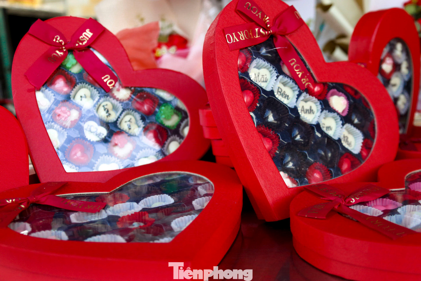 Ngoài hoa hồng, nhiều mặt hàng khác cũng được bày bán như gấu bông, baby three, hoa sáp, chocolate…