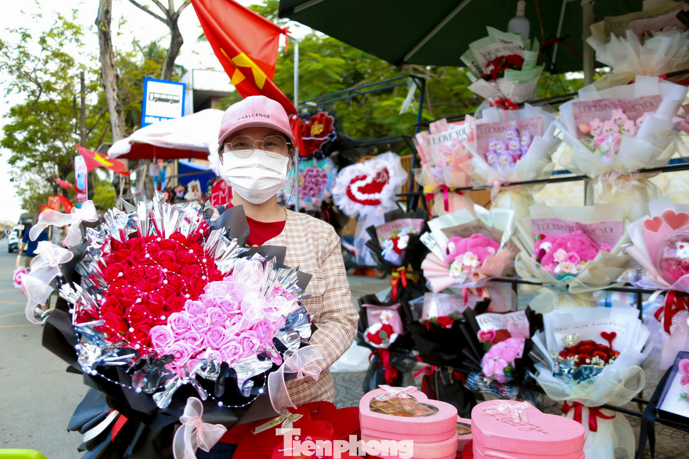 Chị Thu Yên (trú quận Hải Châu) cho biết từ 2 ngày trước chị đã dọn hoa và quà ra để bày bán, tuy nhiên vẫn chưa bán được nhiều. "Thường vào những dịp này, rất nhiều người sẽ đến để chọn mua hoa, nhưng năm nay thì khác. Hầu hết các quầy hoa đều vắng vẻ, chỉ lác đác vài người đi qua", chị Yên nói.