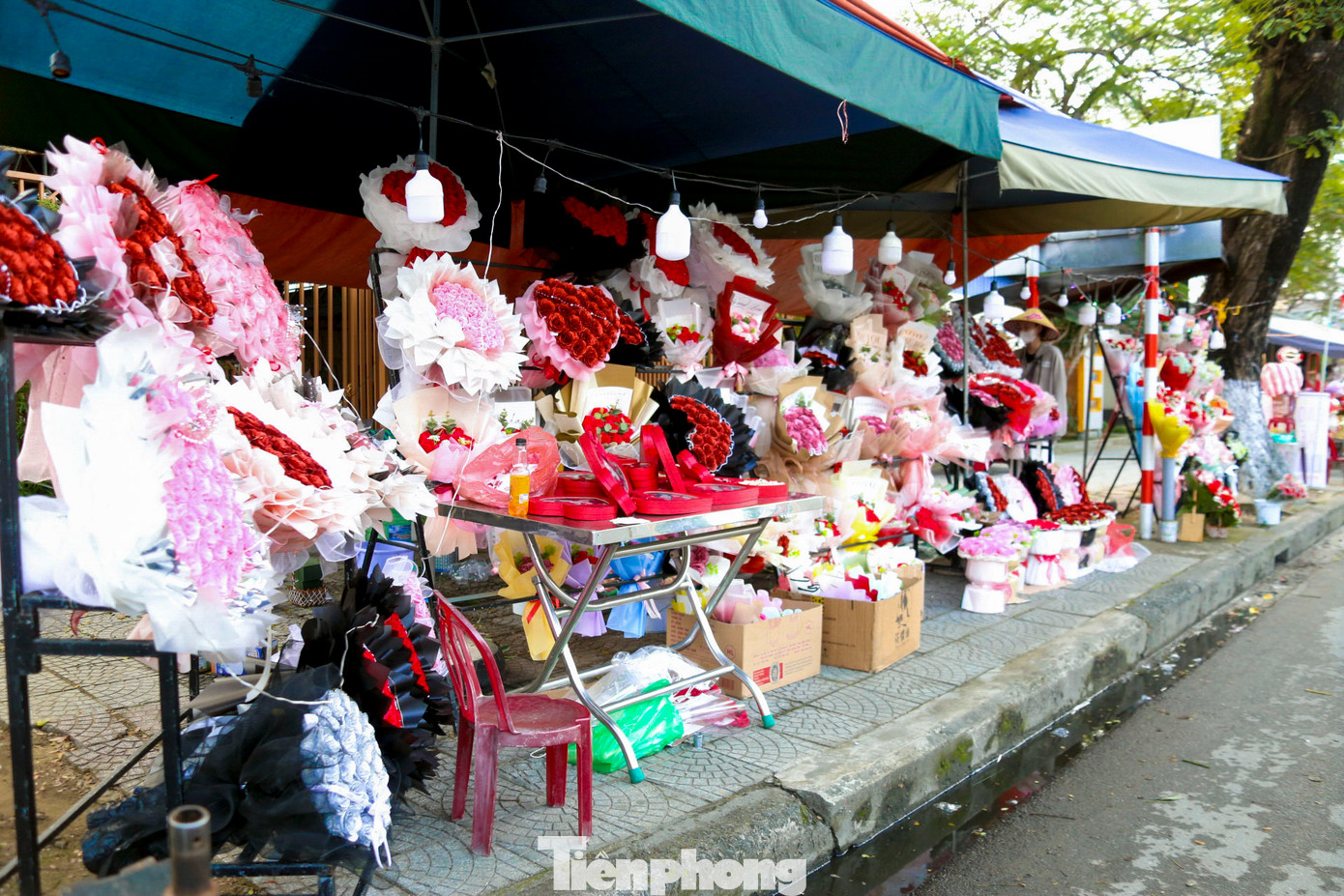 Ngày lễ Tình nhân Valentine 14/2 là dịp quan trọng trong năm dành cho những cặp đôi yêu nhau. Nhiều tuyến đường bày bán hoa tại Đà Nẵng đã chuẩn bị sẵn sàng để phục vụ khách hàng từ 1-2 ngày trước đó.