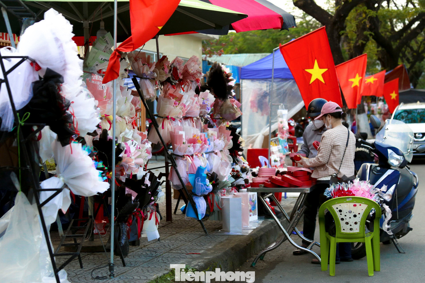 Thị trường hoa và quà tặng dịp Valentine năm nay tại Đà Nẵng có phần trầm lắng, sức mua giảm so với những năm trước. Đến cuối giờ chiều 14/2, lượng khách vẫn thưa thớt, nhiều tiểu thương hy vọng lượng khách sẽ tăng trong những giờ cuối cùng của ngày lễ.