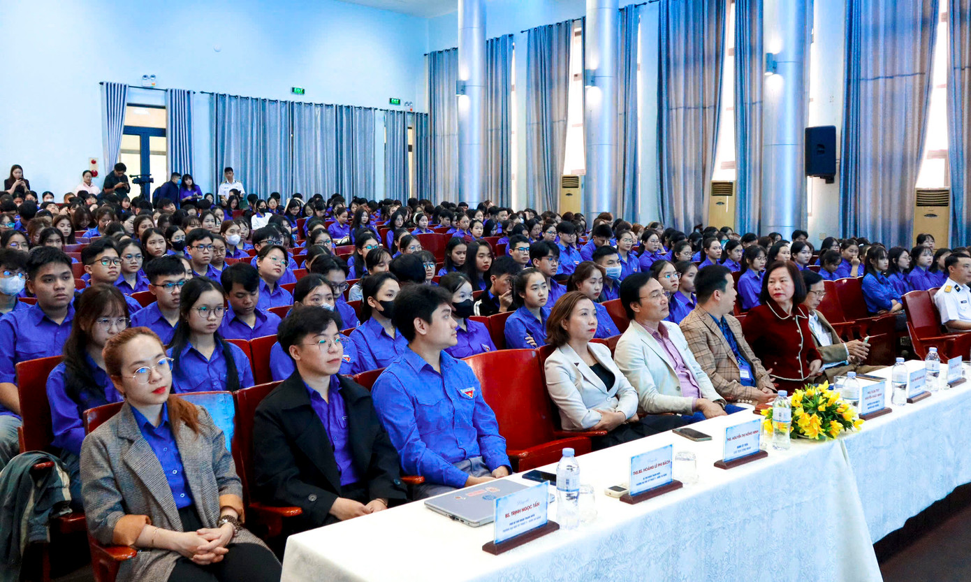 Chuỗi triển lãm được tổ chức tại 14 trường Đại học, Cao đẳng, THPT trên địa bàn thành phố với điểm triển lãm lưu động đầu tiên tại Đại học Kỹ thuật Y dược với khoảng 40 tư liệu, hình ảnh trưng bày.