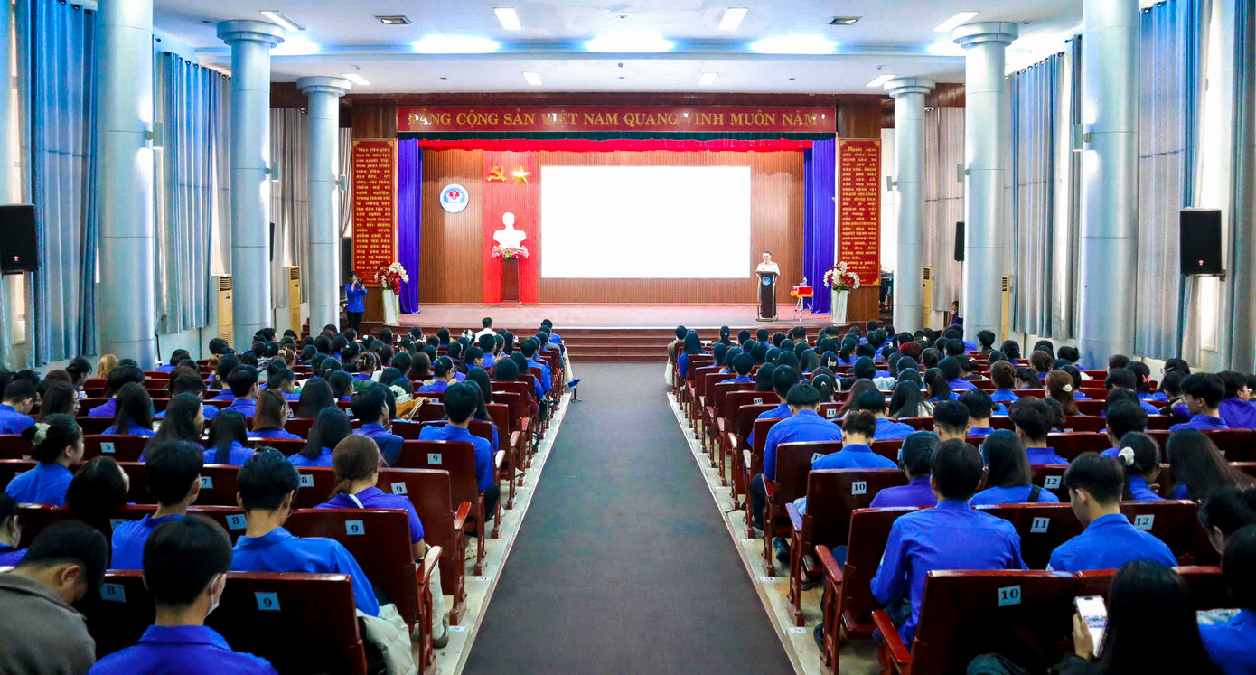 Thành Đoàn Đà Nẵng phối hợp với Nhà Trưng bày Hoàng Sa, Phòng Chính trị - Bộ Tư lệnh Vùng 3 Hải quân, Trường ĐH Kỹ thuật - Y dược Đà Nẵng tổ chức chuỗi triển lãm tư liệu, hình ảnh và báo cáo chuyên đề về chủ đề “Tuổi trẻ với biển đảo quê hương” tại các trường Đại học, Cao đẳng, trường THPT trên địa bàn toàn thành phố trong năm 2025.