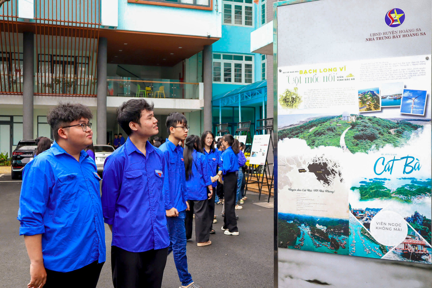 Đông đảo bạn trẻ đã tham gia chuỗi triển lãm để tìm hiểu những giá trị văn hóa, lịch sử gắn liền với biển đảo Việt Nam.
