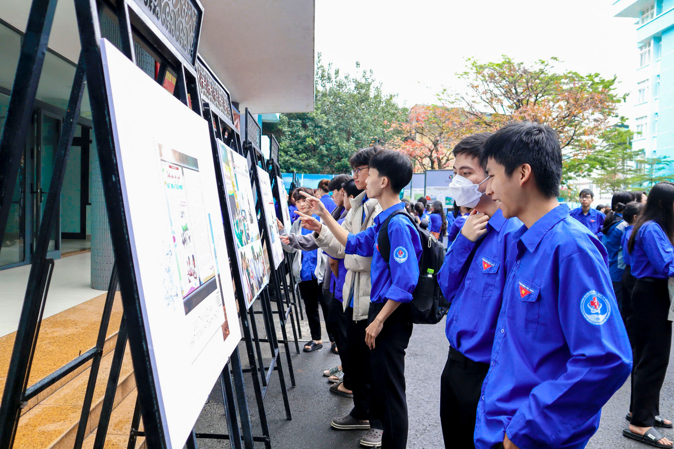 Đông đảo bạn trẻ đã tham gia chuỗi triển lãm để tìm hiểu những giá trị văn hóa, lịch sử gắn liền với biển đảo Việt Nam.