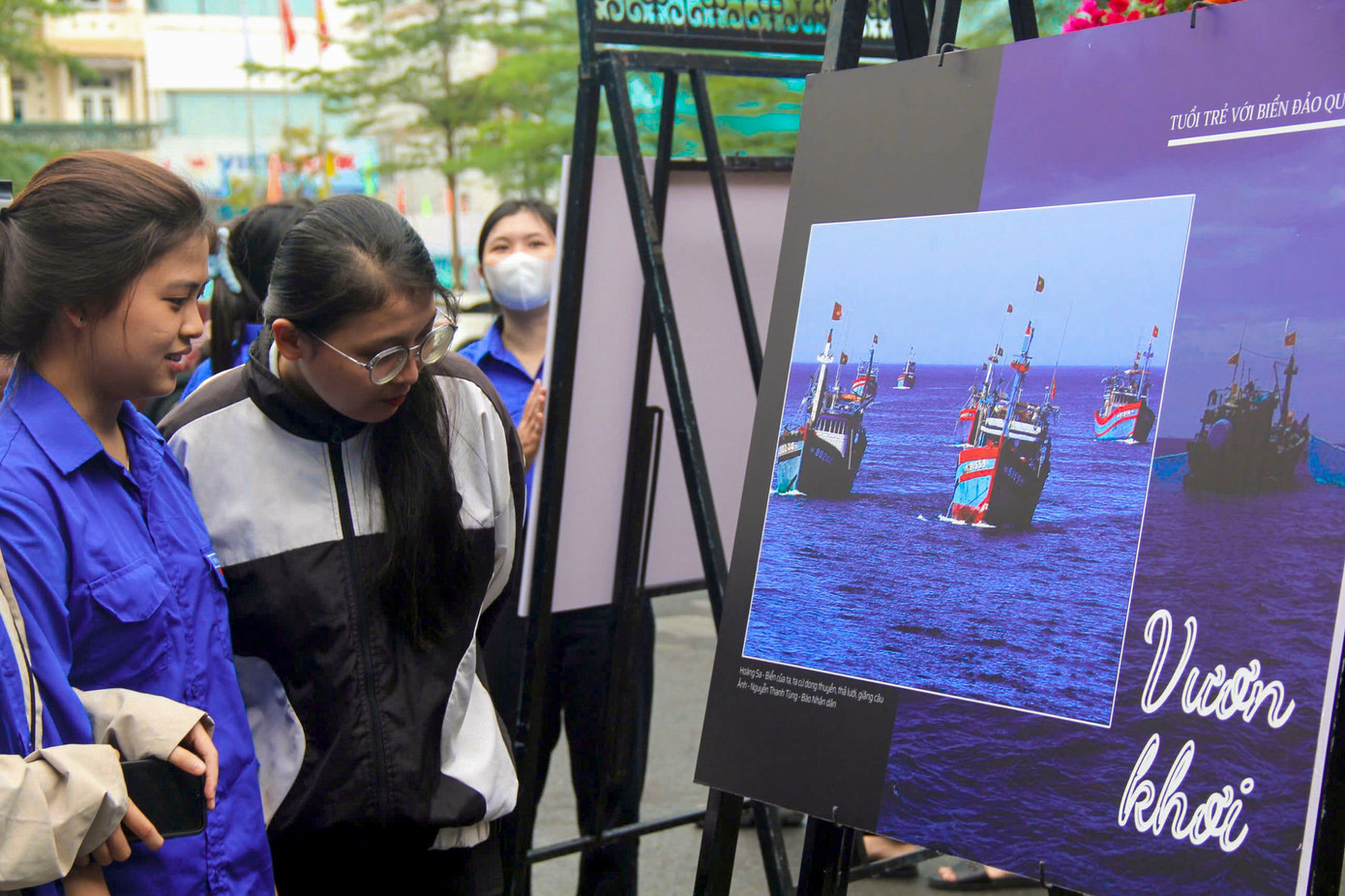 Đông đảo bạn trẻ đã tham gia chuỗi triển lãm để tìm hiểu những giá trị văn hóa, lịch sử gắn liền với biển đảo Việt Nam.