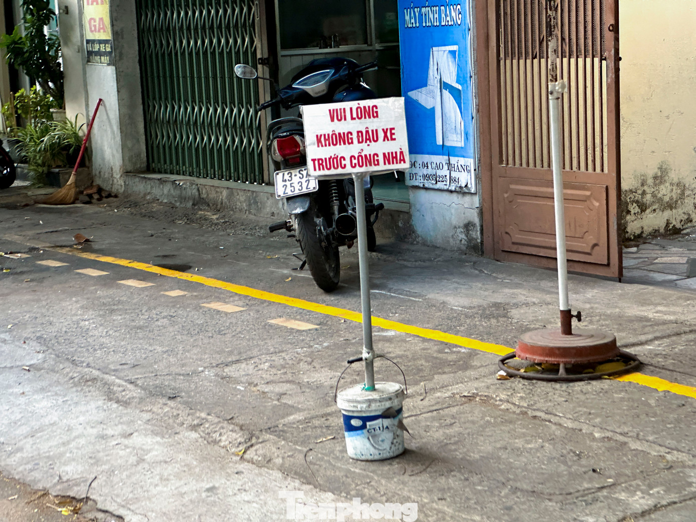 Ông Nguyễn Văn Duy, Phó Chủ tịch UBND quận Hải Châu cho biết: Tình trạng người dân tự ý đặt vật cản dưới lòng đường chủ yếu bắt nguồn từ tranh chấp trong hoạt động kinh doanh, buôn bán hoặc để ngăn ô tô đậu đỗ trước nhà. Một phần nguyên nhân cũng xuất phát từ ý thức chấp hành chưa cao của một bộ phận người dân, khi không có lực lượng tuần tra, hành vi này thường tái diễn. Trước thực trạng đó, quận đã liên tục chỉ đạo Đội Quy tắc đô thị tăng cường kiểm tra, nhắc nhở và xử lý nghiêm nhằm đảm bảo trật tự đô thị và an toàn giao thông trên địa bàn.