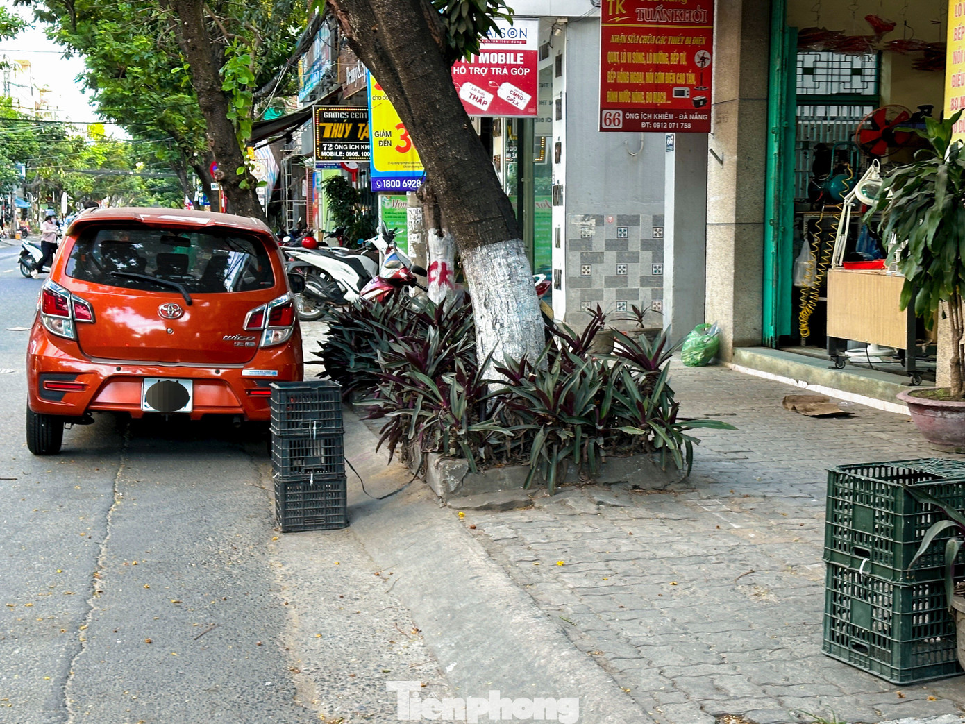 Theo quy định, vỉa hè, lòng đường là tài sản công, việc sử dụng sai mục đích không chỉ ảnh hưởng đến trật tự đô thị mà còn có thể bị xử phạt hành chính. Trong bối cảnh Đà Nẵng đang nỗ lực xây dựng hình ảnh thành phố văn minh, hiện đại, hành vi tự ý đặt vật cản dưới lòng đường cần sớm được chấn chỉnh, xử lý dứt điểm.