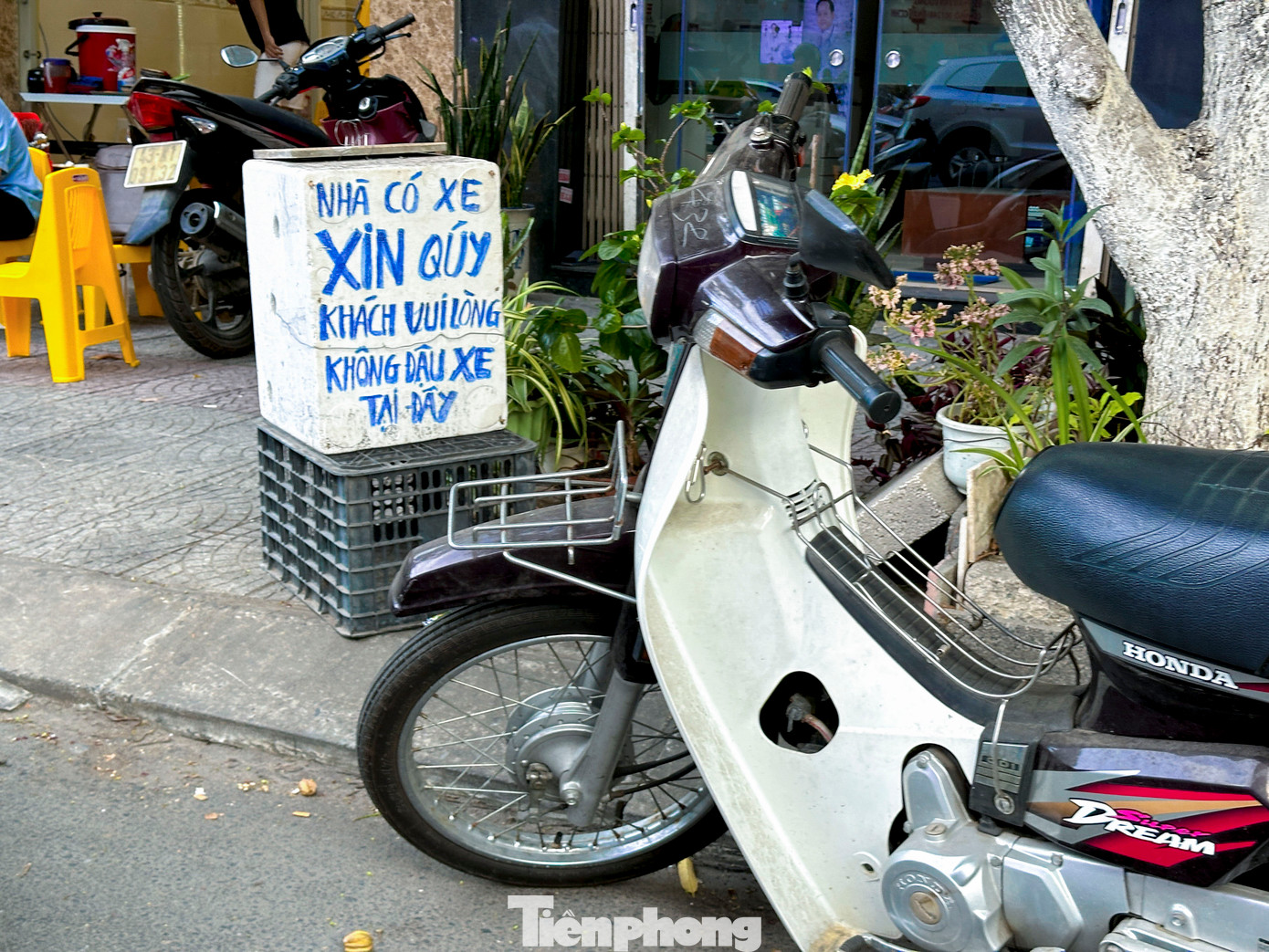 Ông Nguyễn Văn Duy, Phó Chủ tịch UBND quận Hải Châu cho biết: Tình trạng người dân tự ý đặt vật cản dưới lòng đường chủ yếu bắt nguồn từ tranh chấp trong hoạt động kinh doanh, buôn bán hoặc để ngăn ô tô đậu đỗ trước nhà. Một phần nguyên nhân cũng xuất phát từ ý thức chấp hành chưa cao của một bộ phận người dân, khi không có lực lượng tuần tra, hành vi này thường tái diễn. Trước thực trạng đó, quận đã liên tục chỉ đạo Đội Quy tắc đô thị tăng cường kiểm tra, nhắc nhở và xử lý nghiêm nhằm đảm bảo trật tự đô thị và an toàn giao thông trên địa bàn.