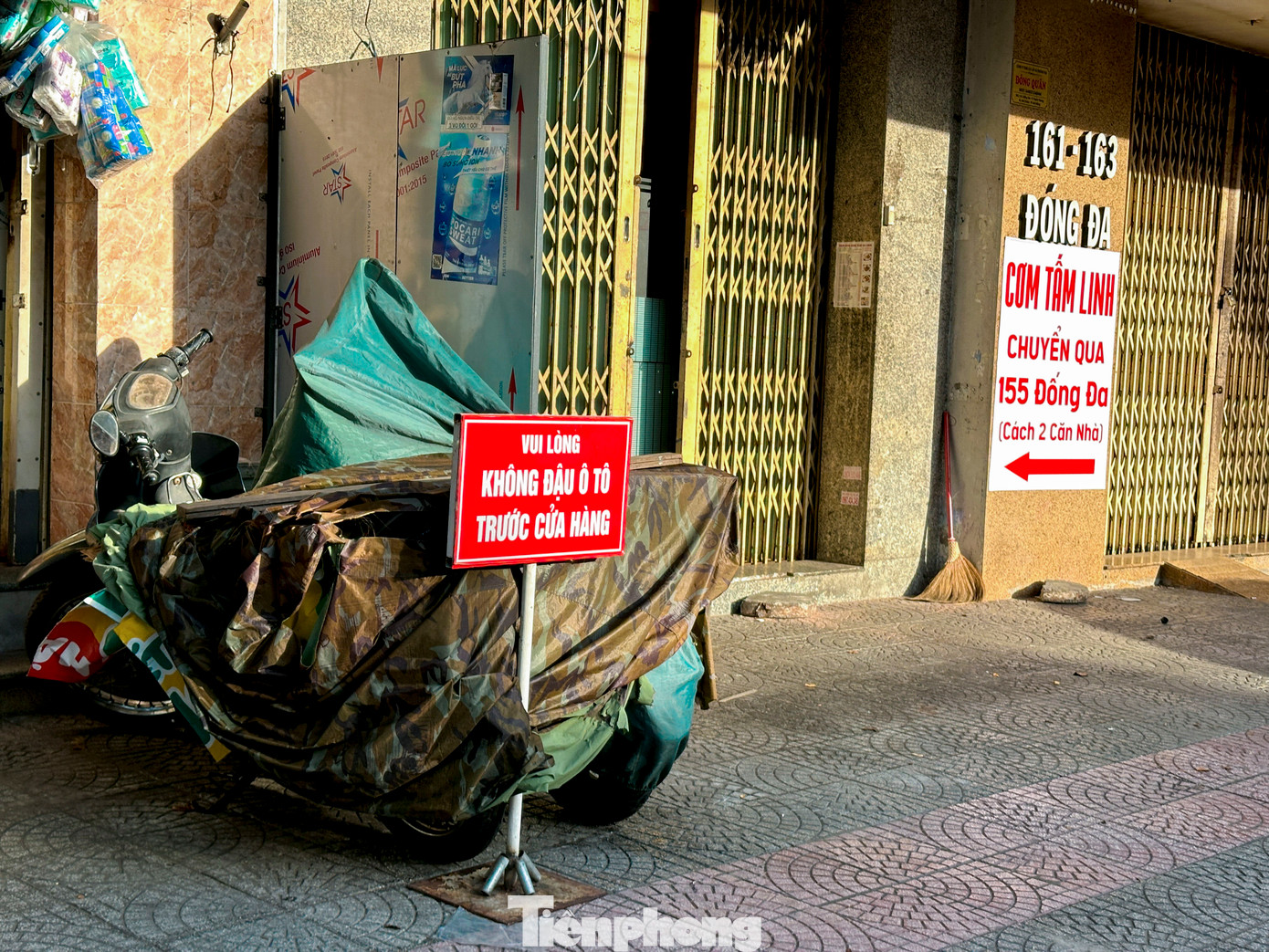 Trước thực trạng trên, chính quyền các phường đã tiến hành kiểm tra và nhắc nhở nhiều trường hợp. Một số điểm nóng đã được xử lý, buộc tháo dỡ các vật cản trái phép. Tuy nhiên, tình trạng này vẫn tái diễn ở nhiều nơi.