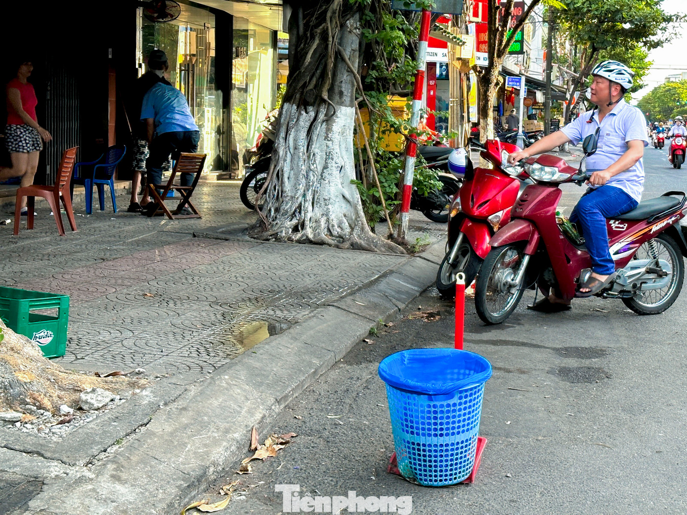 Các tuyến đường trung tâm như Nguyễn Chí Thanh, Đống Đa, Cao Thắng, Ông Ích Khiêm...(quận Hải Châu), tình trạng người dân đặt vật cản dưới lòng đường thường xuyên tiếp diễn.