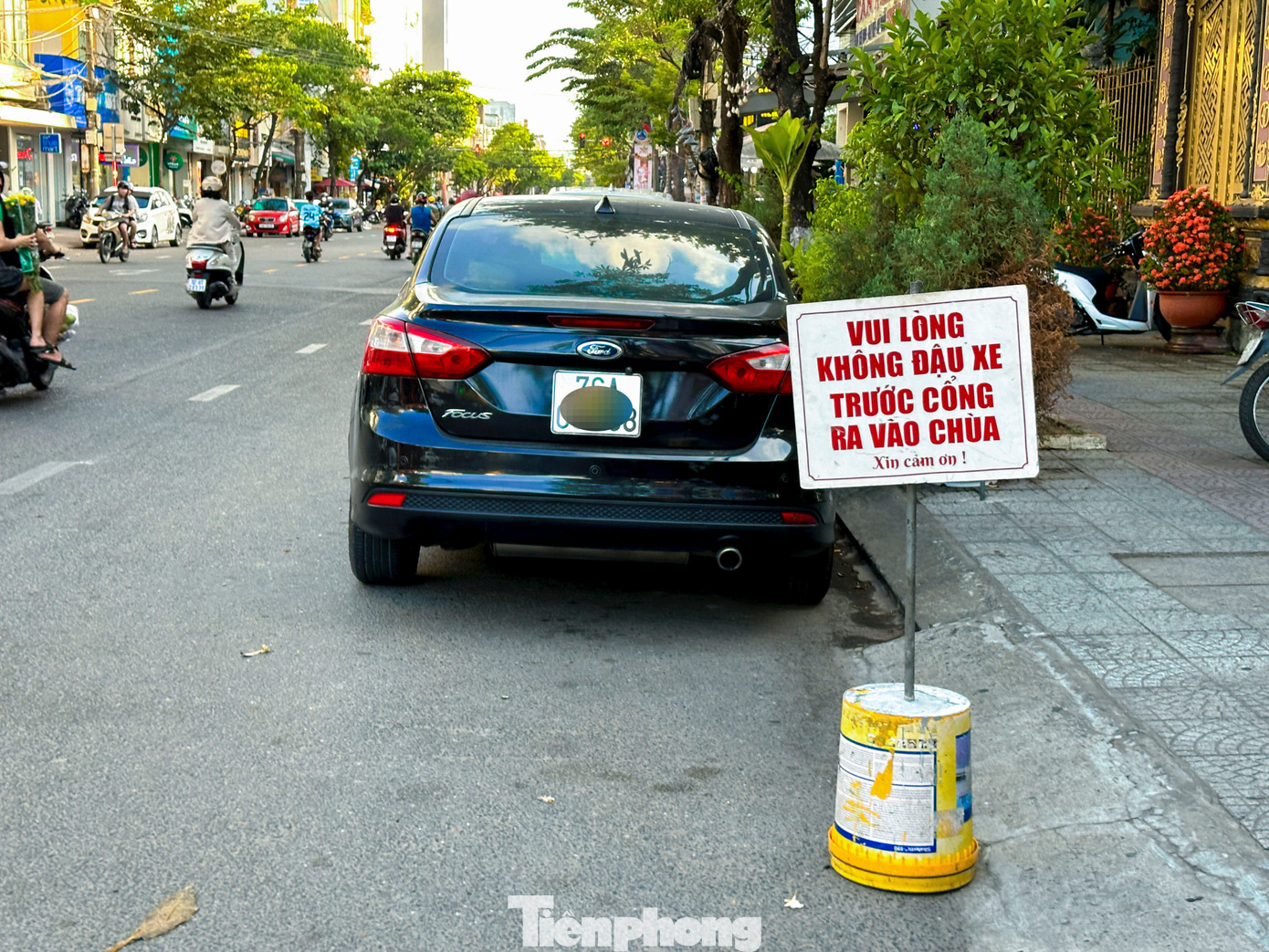 Anh Nguyễn Viết Tuấn (trú quận Liên Chiểu) chia sẻ: &quot;Tôi thấy việc người dân mang vật cản ra đặt dưới lòng đường vừa nhếch nhác, xấu xí, vừa gây mất mỹ quan đô thị. Nhiều lần tôi chạy xe đến tìm chỗ đậu dù không phải khu vực cấm đậu đỗ, tôi vẫn bị xua đuổi. Đành phải tiếp tục chạy lòng vòng tìm chỗ khác. Nhưng đi đến đâu cũng thấy vật cản chắn ngang hoặc biển cấm đậu xe do người dân tự ý đặt ra, rất bất tiện.&quot;