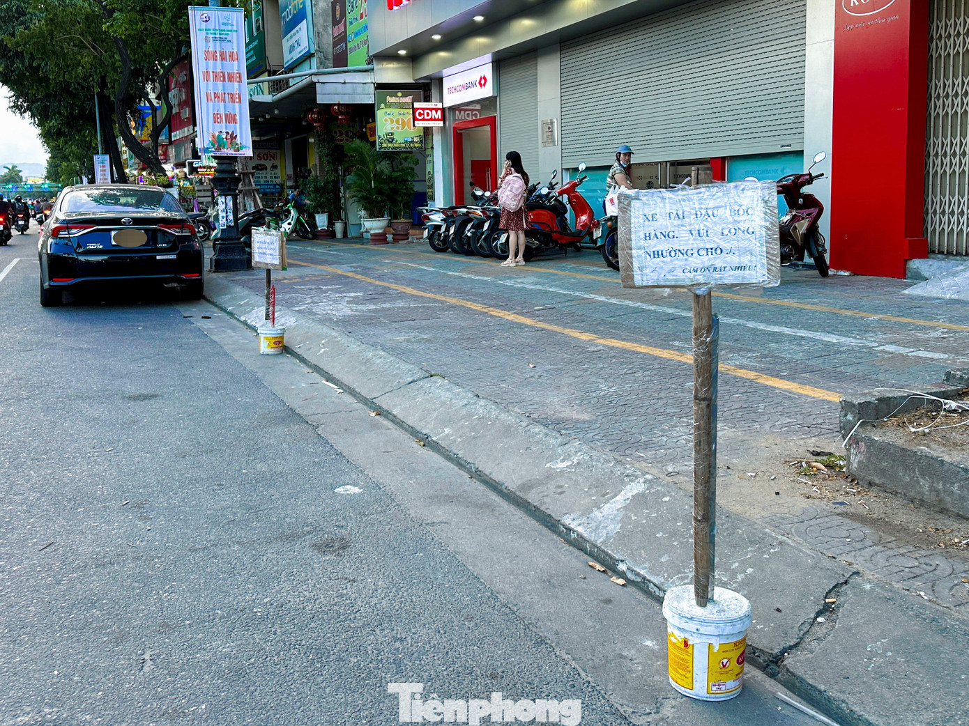 Việc lấn chiếm lòng đường bằng các vật cản không chỉ cản trở phương tiện lưu thông, tiềm ẩn nguy cơ mất an toàn mà còn làm xấu đi cảnh quan đô thị.