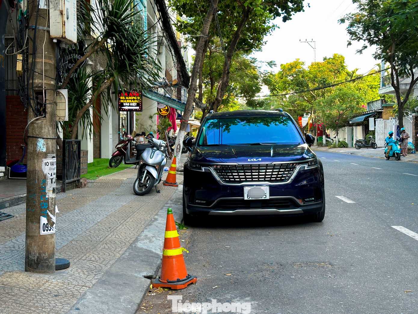 Thời gian qua, người dân phản ánh tình trạng ngày càng nhiều vật cản tự phát được đặt dưới lòng, lề đường. Những vật cản này thường là chậu cây, cọc tiêu, sọt rác, xô, gạch đá… do người dân tự ý đặt ra nhằm ngăn chặn tình trạng ô tô dừng, đỗ trước cửa nhà.