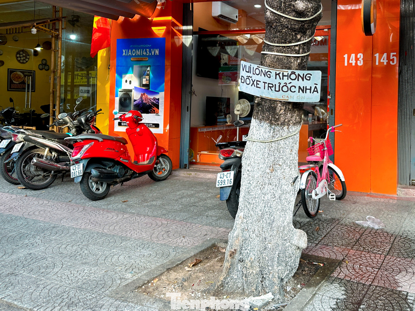 Anh Nguyễn Viết Tuấn (trú quận Liên Chiểu) chia sẻ: &quot;Tôi thấy việc người dân mang vật cản ra đặt dưới lòng đường vừa nhếch nhác, xấu xí, vừa gây mất mỹ quan đô thị. Nhiều lần tôi chạy xe đến tìm chỗ đậu dù không phải khu vực cấm đậu đỗ, tôi vẫn bị xua đuổi. Đành phải tiếp tục chạy lòng vòng tìm chỗ khác. Nhưng đi đến đâu cũng thấy vật cản chắn ngang hoặc biển cấm đậu xe do người dân tự ý đặt ra, rất bất tiện.&quot;