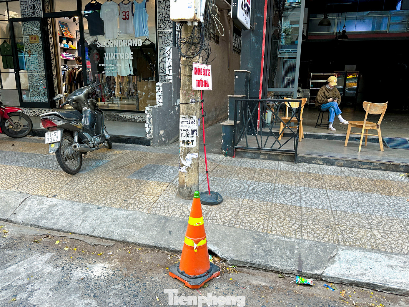 Theo ghi nhận, việc đặt vật cản diễn ra phổ biến ở các khu dân cư có mặt tiền nhà hướng ra đường, nơi thường xuyên xảy ra tình trạng ô tô đỗ lâu, chắn lối ra vào. Bức xúc vì ảnh hưởng sinh hoạt, nhiều hộ dân đã “tự xử” bằng cách chiếm dụng một phần lòng đường để đặt chướng ngại vật nhằm giữ chỗ, không cho phương tiện khác dừng đỗ trước nhà mình.