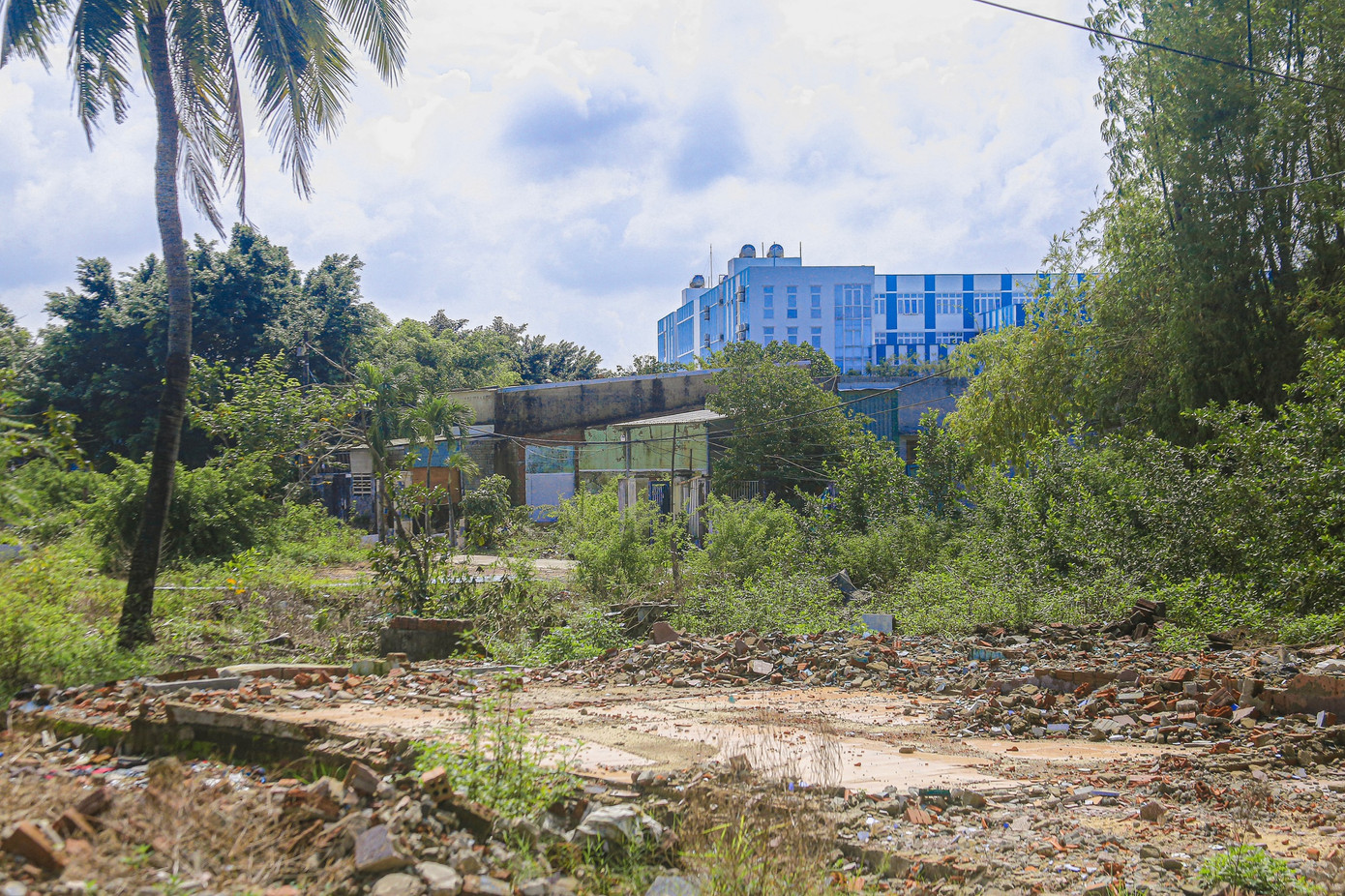 Được biết, đến nay, dự án đã thực hiện bồi thường giải phóng mặt bằng được 78,95 ha/110ha trên địa bàn thành phố Đà Nẵng (đạt 71,7% diện tích quy hoạch trên địa bàn TP Đà Nẵng). Đối với diện tích đất chưa GPMB thuộc địa bàn TP. Đà Nẵng (23,13ha), theo báo cáo của Đại học Đà Nẵng, nhu cầu vốn để hoàn thành công tác bồi thường, GPMB xây dựng hạ tầng kỹ thuật trong giai đoạn 2021-2025 cần khoảng 778 tỷ đồng.