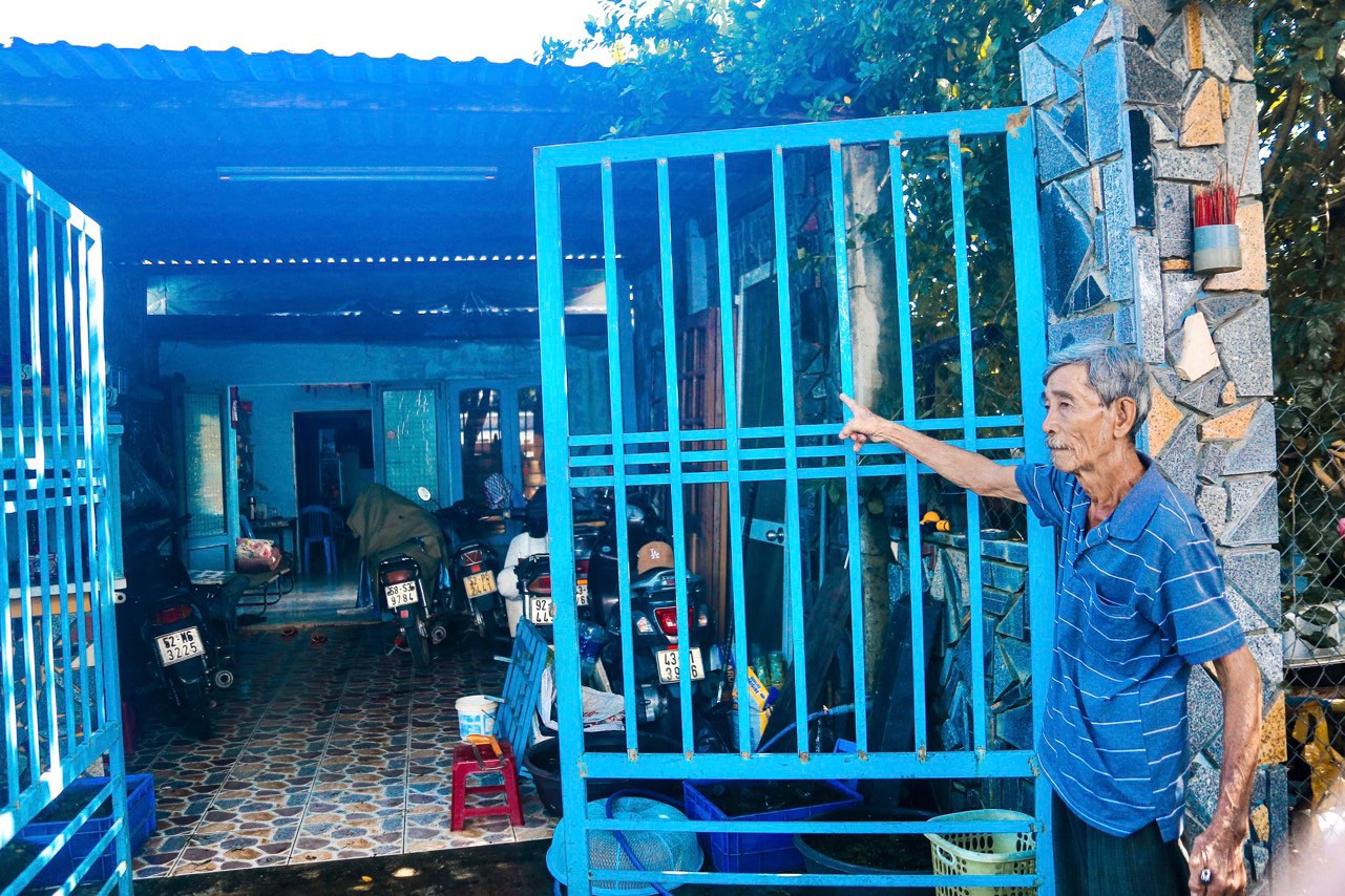 Ông Nguyễn Trí (70 tuổi, tổ 61, phường Hòa Quý, quận Ngũ Hành Sơn) cho biết: Hiện tại gia đình ông vẫn chưa được đền bù giải phóng mặt bằng, ông cùng 3 người con của mình phải sống trong căn nhà tạm bợ không được xây mới. “Tôi giờ cũng chẳng mơ ước gì, chỉ mong nhanh chóng được di dời khỏi nơi này để có thể ổn định cuộc sống. Chứ ngôi nhà đã xuống cấp nhưng không được sửa sang, nâng cấp khiến cuộc sống gia đình rất khó khăn”, ông Trí nói.