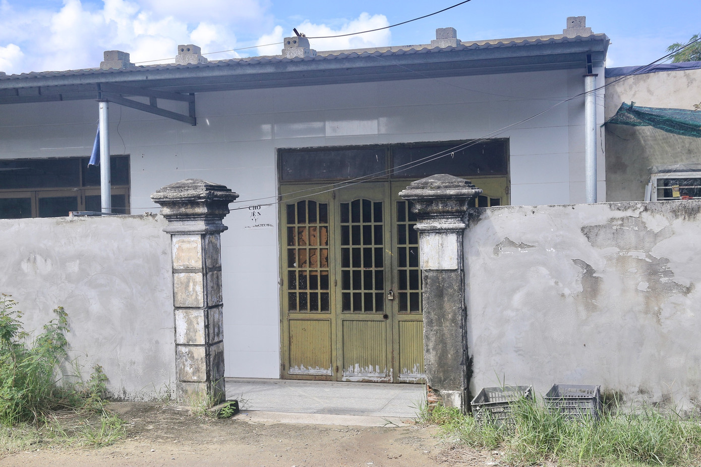 Tương tự, nhà ông Nguyễn Quýt (phường Hòa Quý) cũng trong tình trạng đi không được ở cũng chẳng xong vì nằm trong quy hoạch của dự án. Ông Quýt cho biết: Nhiều hộ dân xung quanh đã di dời đến nơi ở mới nhưng gia đình ông vẫn bị mắc kẹt lại đây, ông mong muốn sớm được đền bù hợp lý để giải tỏa di dời đến nơi ở mới.