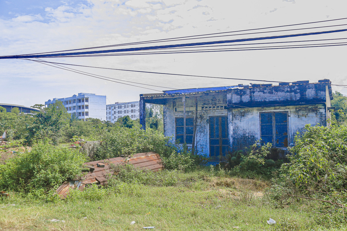 Theo ghi nhận, nhiều vị trí trong vùng quy hoạch nhếch nhác, cây cối cỏ mọc um tùm, nhiều gia đình đã di dời đến nơi ở mới nhưng vẫn còn nhiều gia đình bám trụ do vướng mắc đền bù. Việc dự án treo nhiều năm đã ảnh hưởng rất lớn đến đời sống sinh hoạt, các quyền lợi về đất đai, xây dựng nhà ở của người dân.