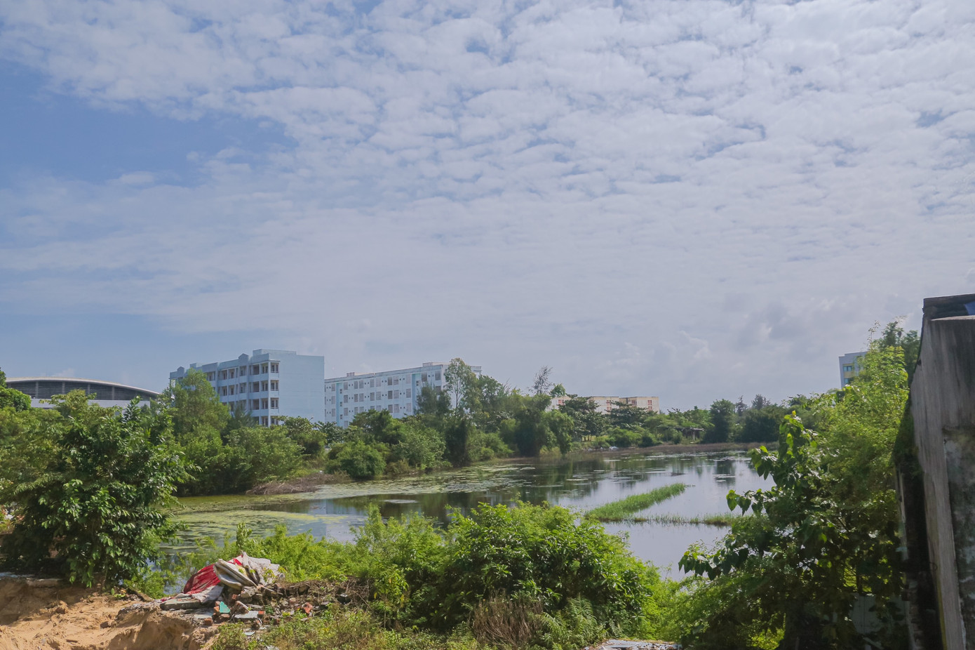 Phần diện tích đất được quy hoạch trên địa bàn tỉnh Quảng Nam còn nhiều vướng mắc như quy hoạch chi tiết 1/500 trên ranh giới tỉnh Quảng Nam chưa được phê duyệt, chưa đề xuất phương án bố trí đất và xây dựng các khu tái định cư để ổn định đời sống nhân dân thuộc diện di dời trên địa bàn.