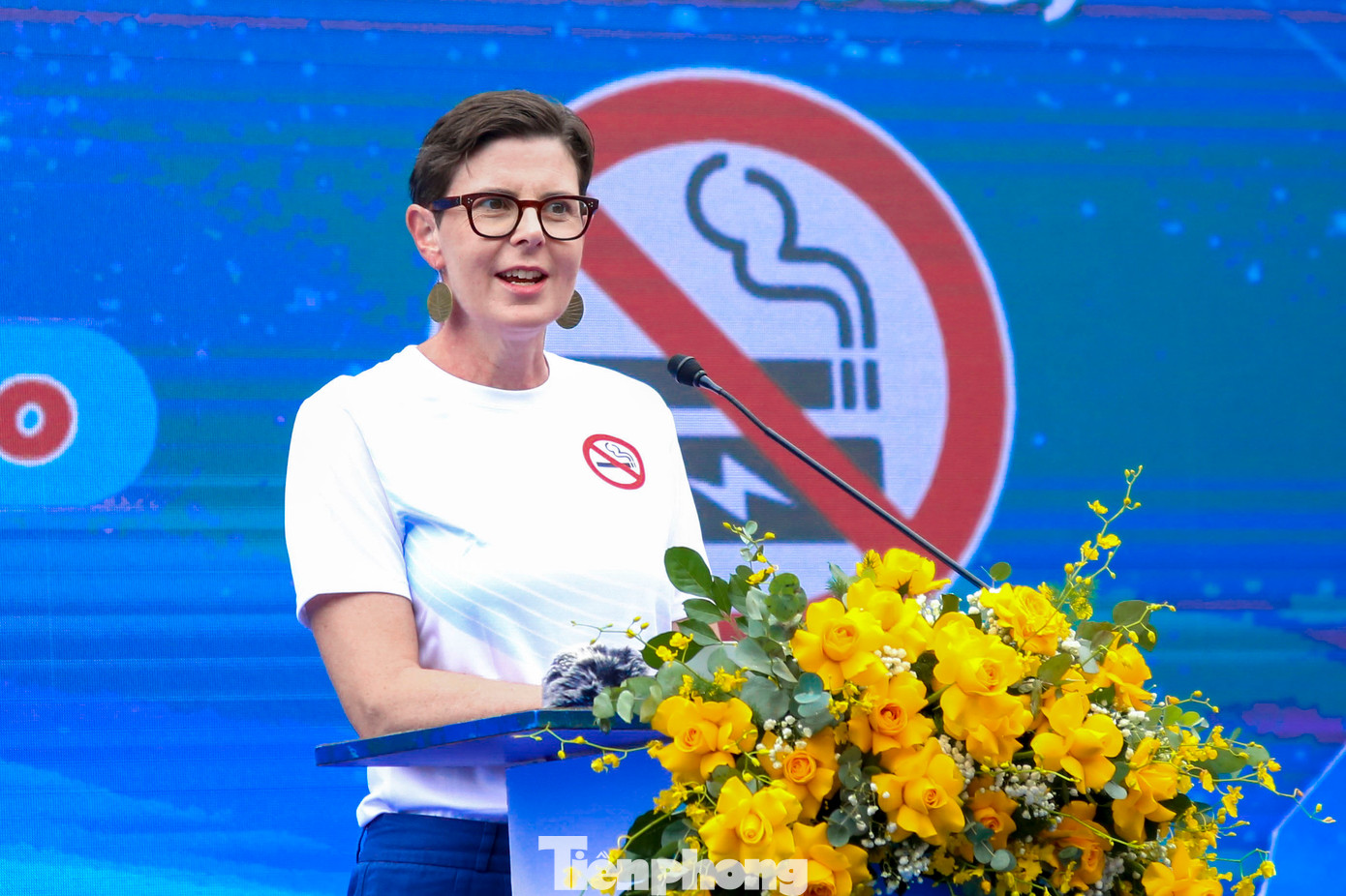 Tiến sĩ Angela Pratt - Trưởng Đại diện Tổ chức Y tế thế giới tại Việt Nam chia sẻ: &quot;Tôi sẽ không bao giờ quên được niềm vui khi hay tin Quốc hội Việt Nam đã bỏ phiếu thông qua lệnh cấm thuốc lá điện tử và thuốc lá nung nóng. Đây là quyết định đúng đắn, đặt sức khỏe của người trẻ lên hàng đầu. Những sản phẩm này chứa các hóa chất độc hại có thể gây ung thư, bệnh tim, phổi và trong ngắn hạn thậm chí có thể gây tổn thương phổi nghiêm trọng hoặc tử vong. Đối với trẻ em và thanh thiếu niên, chúng còn ảnh hưởng tiêu cực đến sự phát triển của não bộ.&quot;