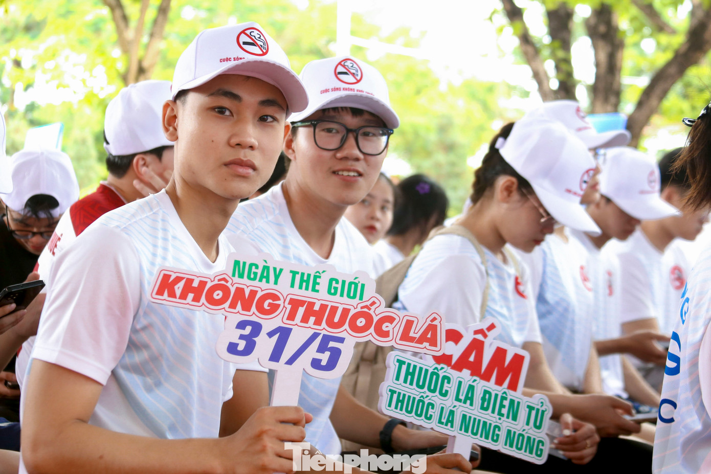 Năm 2025, Tổ chức Y tế thế giới chọn chủ đề “Vạch trần sự hấp dẫn giả tạo&quot; nhằm phơi bày những chiến thuật tinh vi của ngành công nghiệp thuốc lá toàn cầu và kêu gọi các quốc gia đồng lòng hành động vì một thế giới khỏe mạnh hơn, không còn khói thuốc. Tại Việt Nam, theo ước tính của Tổ chức Y tế thế giới, sử dụng thuốc lá gây ra hơn 100.000 ca tử vong mỗi năm. Trong đó 84.500 người tử vong do các bệnh liên quan đến hút thuốc chủ động và 18.800 người tử vong do các bệnh liên quan đến hút thuốc thụ động.