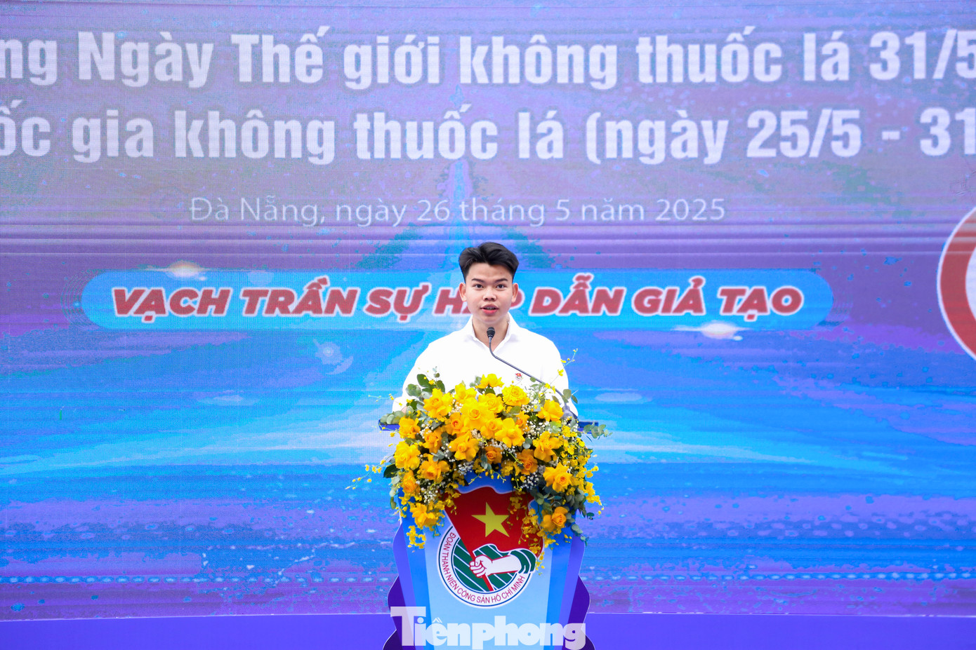 Em Đoàn Huỳnh Gia Bảo, đại diện đoàn viên, thanh niên Đà Nẵng chia sẻ: &quot;Chúng em cam kết chọn lối sống tích cực, lành mạnh và có ý nghĩa thay vì tìm đến sự hấp dẫn giả tạo của khói thuốc. Sẽ hành động, lên tiếng và phản ánh những hành vi hút thuốc không đúng nơi quy định, góp phần giữ gìn môi trường học tập an toàn, trong lành, cùng nhau xây dựng mái trường thân yêu trở thành &quot;vùng xanh không khói thuốc&quot;. Chúng em tin rằng, mỗi hành động nhỏ sẽ góp phần lan tỏa thông điệp sống khỏe, sống đẹp trong cộng đồng.&quot;