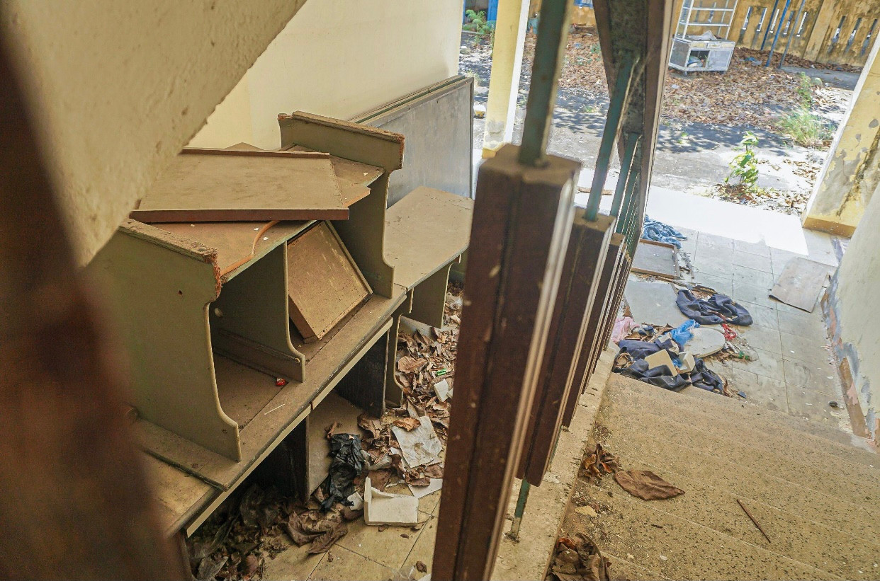 Bên trong phòng học nhiều vật dụng ngổn ngang, hư hỏng nằm la liệt khắp nơi. Bên trong phòng học nhiều vật dụng ngổn ngang, hư hỏng nằm la liệt khắp nơi.