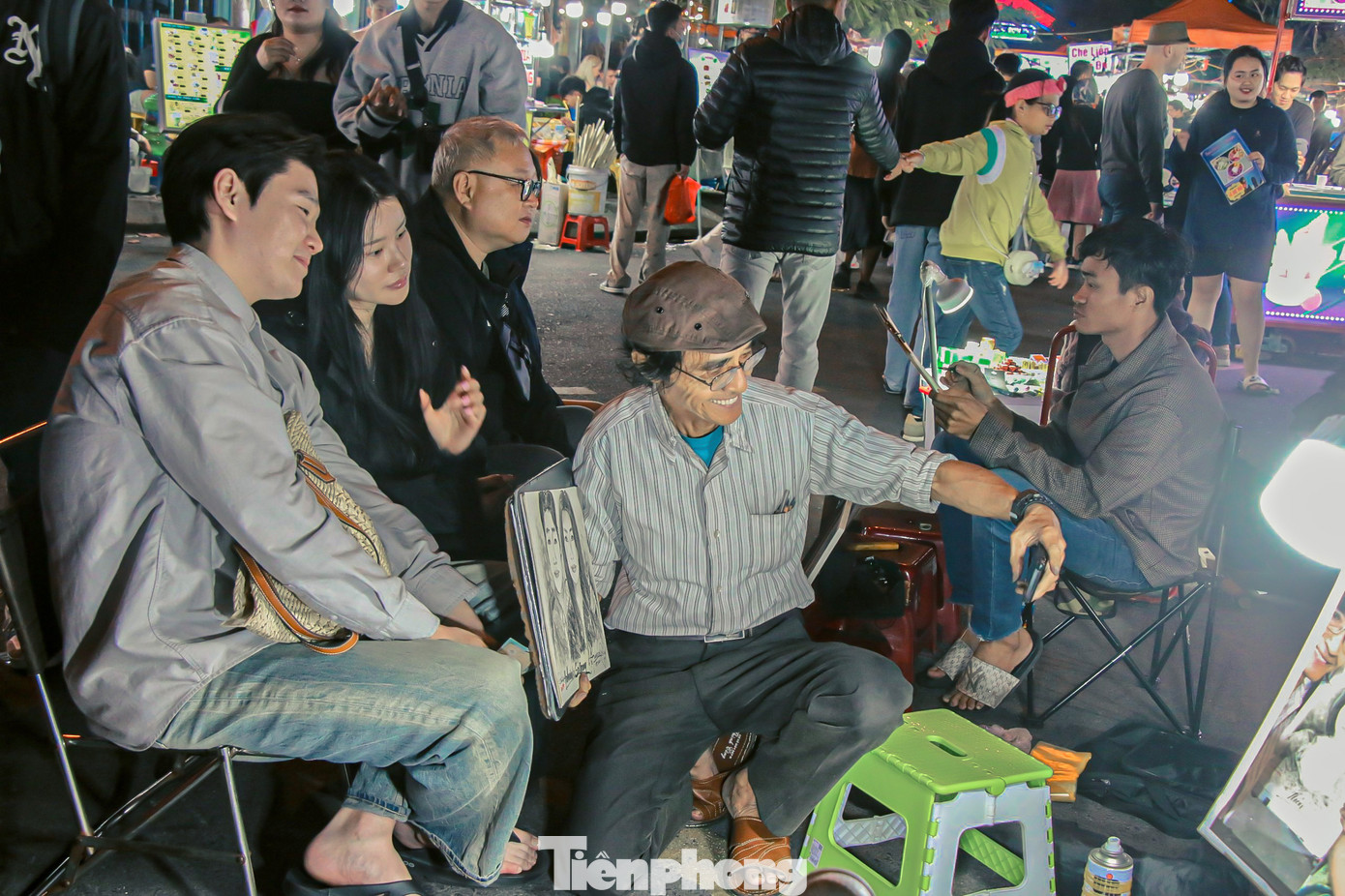 Ký họa chân dung đường phố tại chợ đêm Sơn Trà hút khách. Nhiều cặp đôi cũng tranh thủ cùng nhau lưu giữ kỉ niệm bằng những bức tranh vẽ chính mình tại chợ.