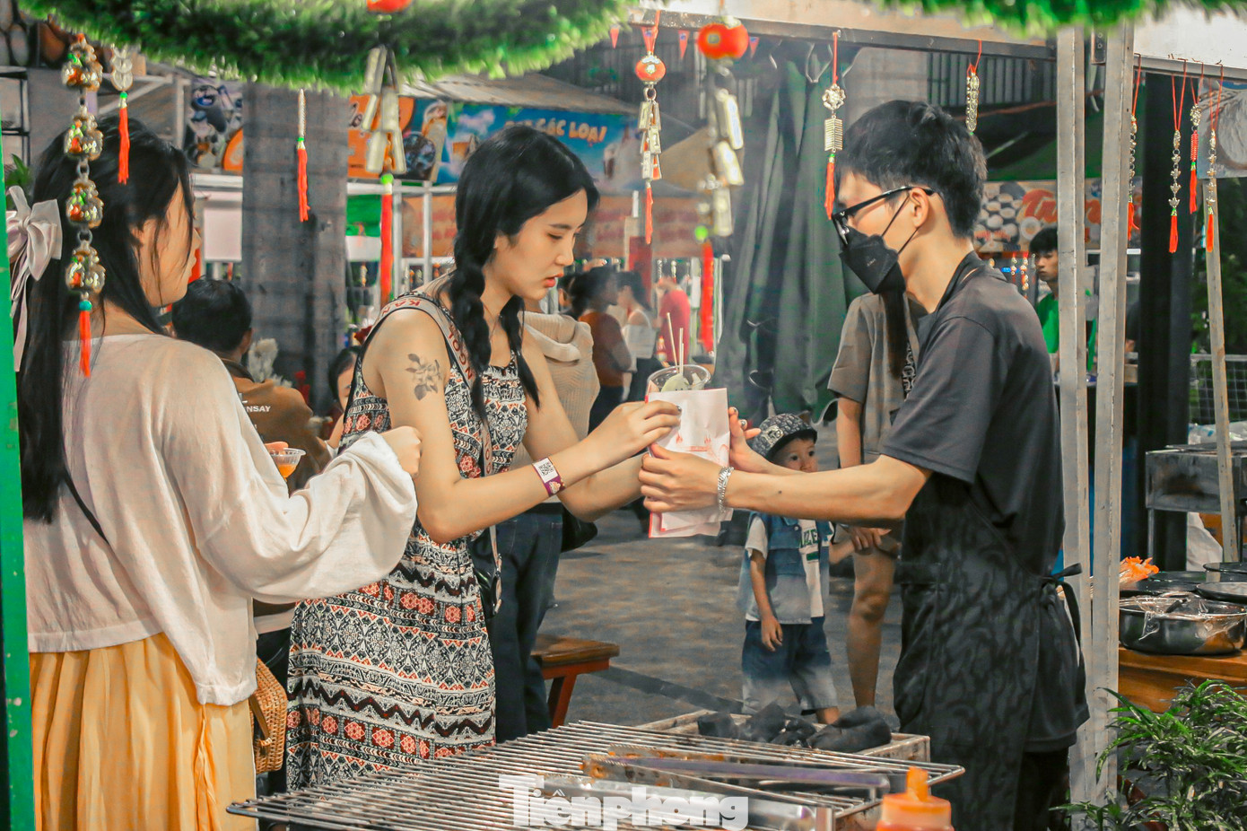 Du khách nước ngoài thích thú trải nghiệm các món ăn, đồ uống đường phố tại các chợ đêm khi đến Đà Nẵng du lịch.