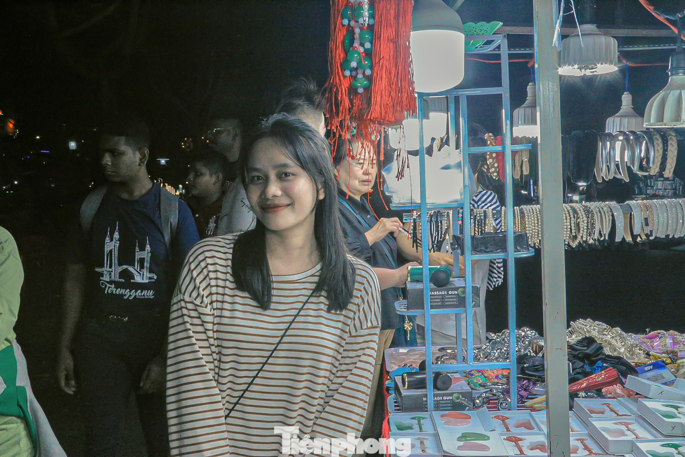 Chị Trịnh Thị Thúy Nga du khách đến từ Đắk Lắk cho biết: Chị rất thích cảm giác được đi bộ thả mình trong dòng người đông đúc. “Đà Nẵng là thành phố đáng sống, người dân ở đây gần gũi, thân thiện nên tôi rất thích. Tôi đã đến đây 2 lần trước đó, được đi dạo, ngắm cảnh đẹp và ăn những món ăn ngon luôn khiến tôi vui vẻ khi đến đây”, chị Nga bày tỏ.