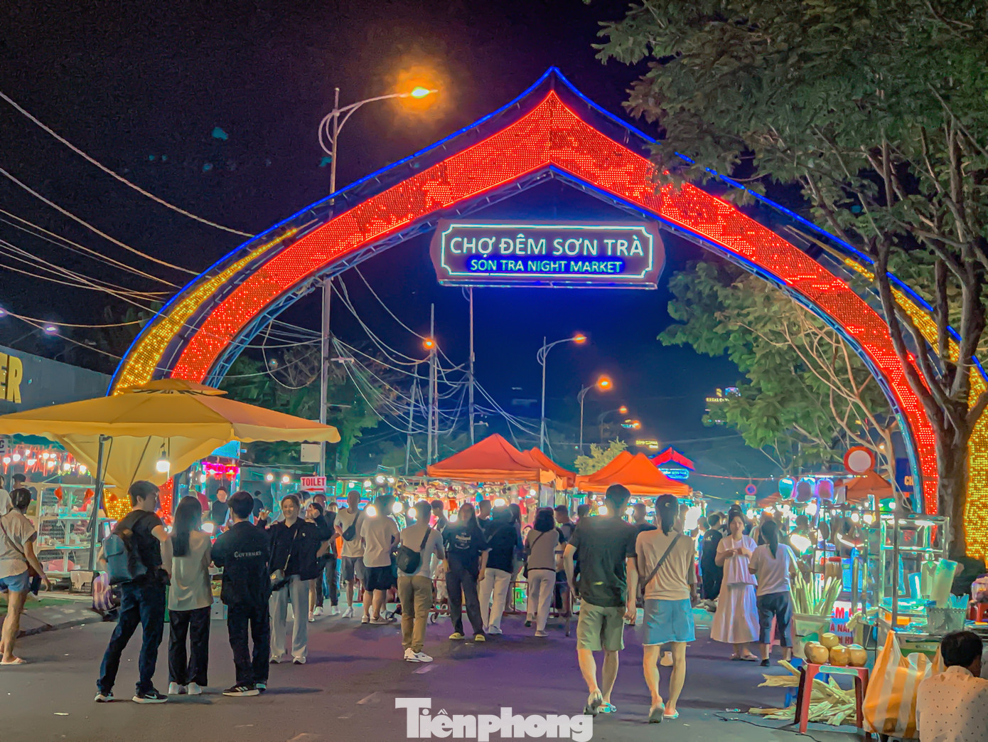 Chợ đêm Sơn Trà thu hút hàng ngàn lượt khách mỗi đêm. Chợ đêm Sơn Trà thu hút hàng ngàn lượt khách mỗi đêm.