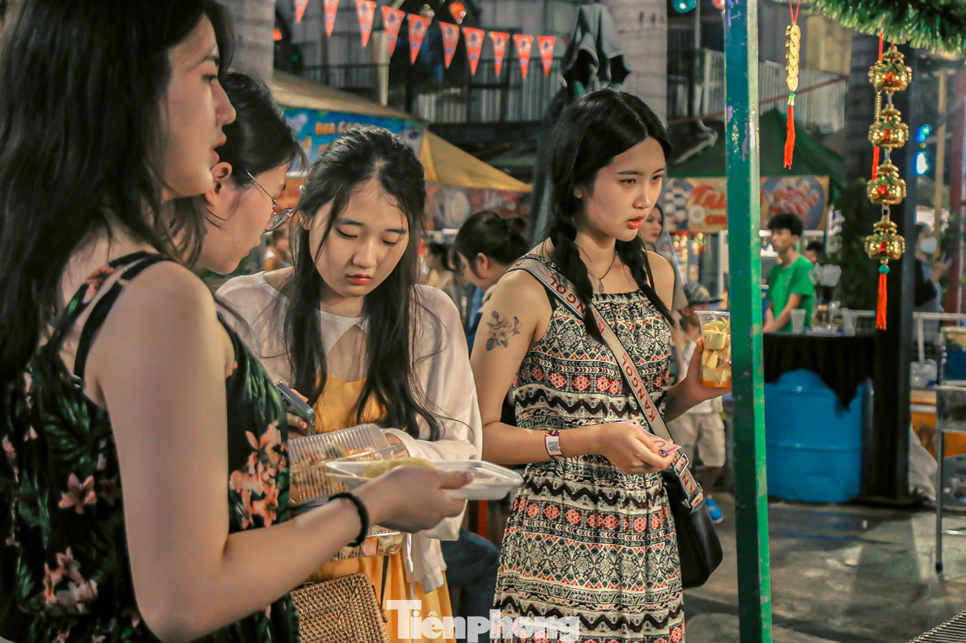 Du khách nước ngoài thích thú trải nghiệm các món ăn, đồ uống đường phố tại các chợ đêm khi đến Đà Nẵng du lịch.