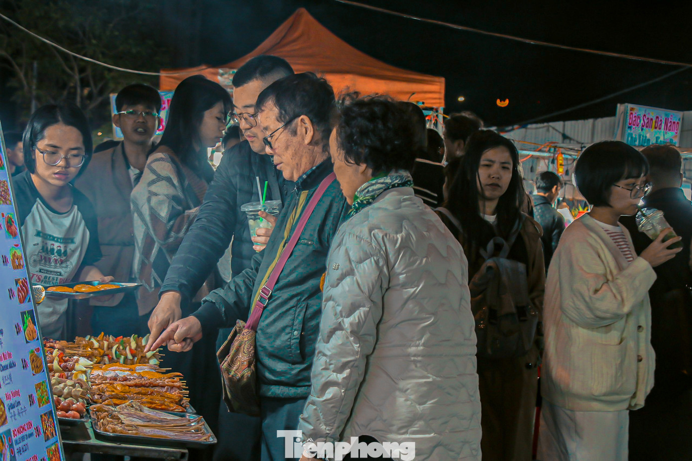 Ghi nhận của phóng viên, tối 22/2, hàng ngàn người dân, du khách đã đổ chợ đêm Sơn Trà để mua sắm, trải nghiệm không gian du lịch đêm và thưởng thức ẩm thực đặc sản Đà Nẵng.