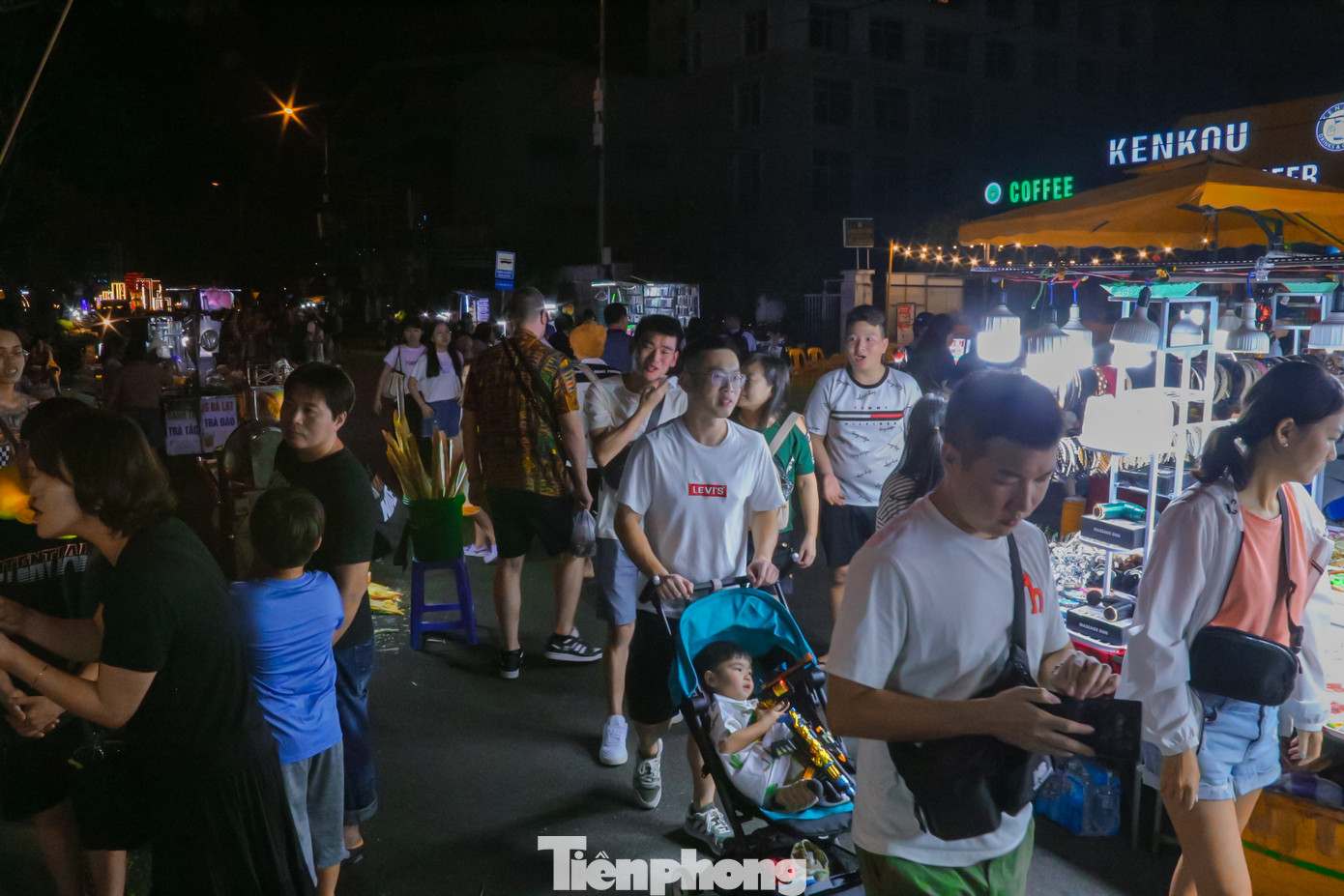 Ghi nhận của phóng viên, tối 22/2, hàng ngàn người dân, du khách đã đổ chợ đêm Sơn Trà để mua sắm, trải nghiệm không gian du lịch đêm và thưởng thức ẩm thực đặc sản Đà Nẵng.