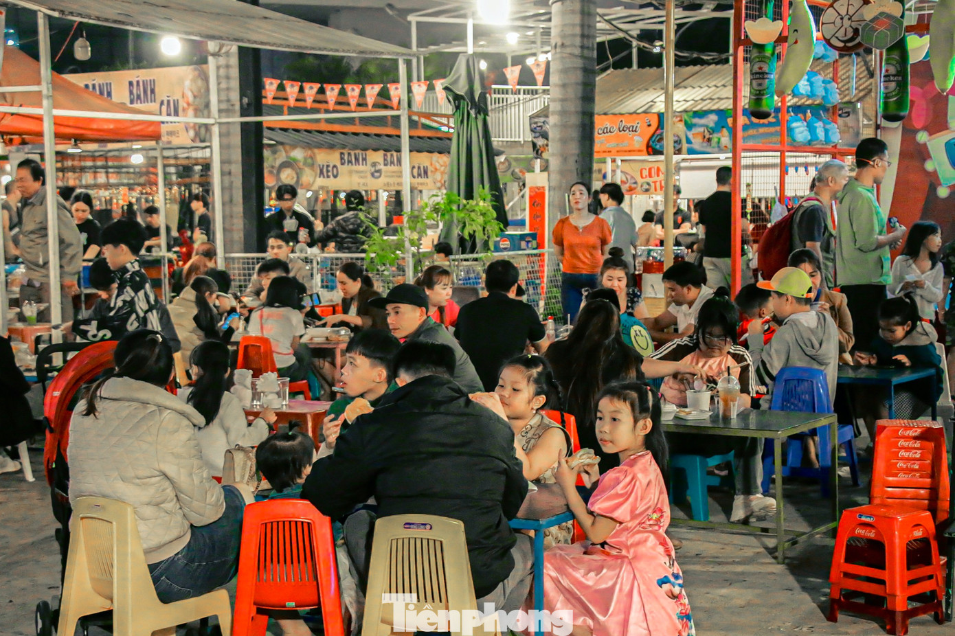 Trong khi đó, tại chợ đêm Helio (quận Hải Châu) cũng thu hút hàng ngàn người dân và du khách. Nhiều gia đình đưa con cái đến vui chơi, thư giãn vào buổi tối.