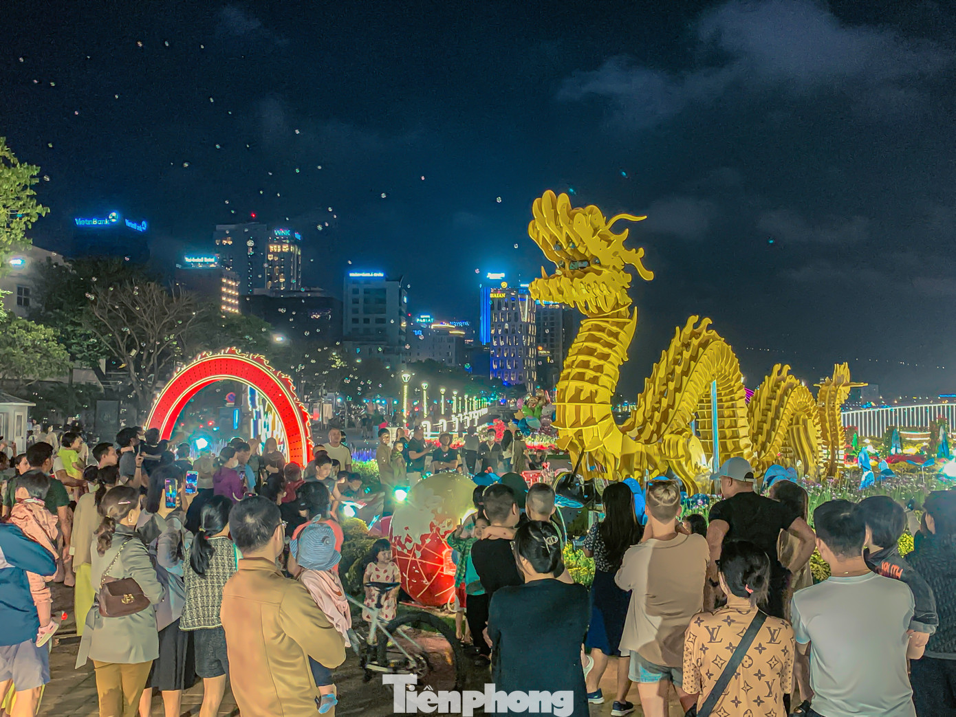 Trong khi đó, đường hoa Tết quanh khu vực quanh Cầu Rồng vẫn đang thu hút lượng lớn người dân và du khách vào mỗi buổi tối. Theo kế hoạch, Đà Nẵng sẽ tập trung toàn bộ linh vật trang trí Tết 2024 và một số tiểu cảnh về khu đất rộng 2,8 ha tại quận Sơn Trà để làm công viên Rồng làm điểm check in cho du khách và người dân.