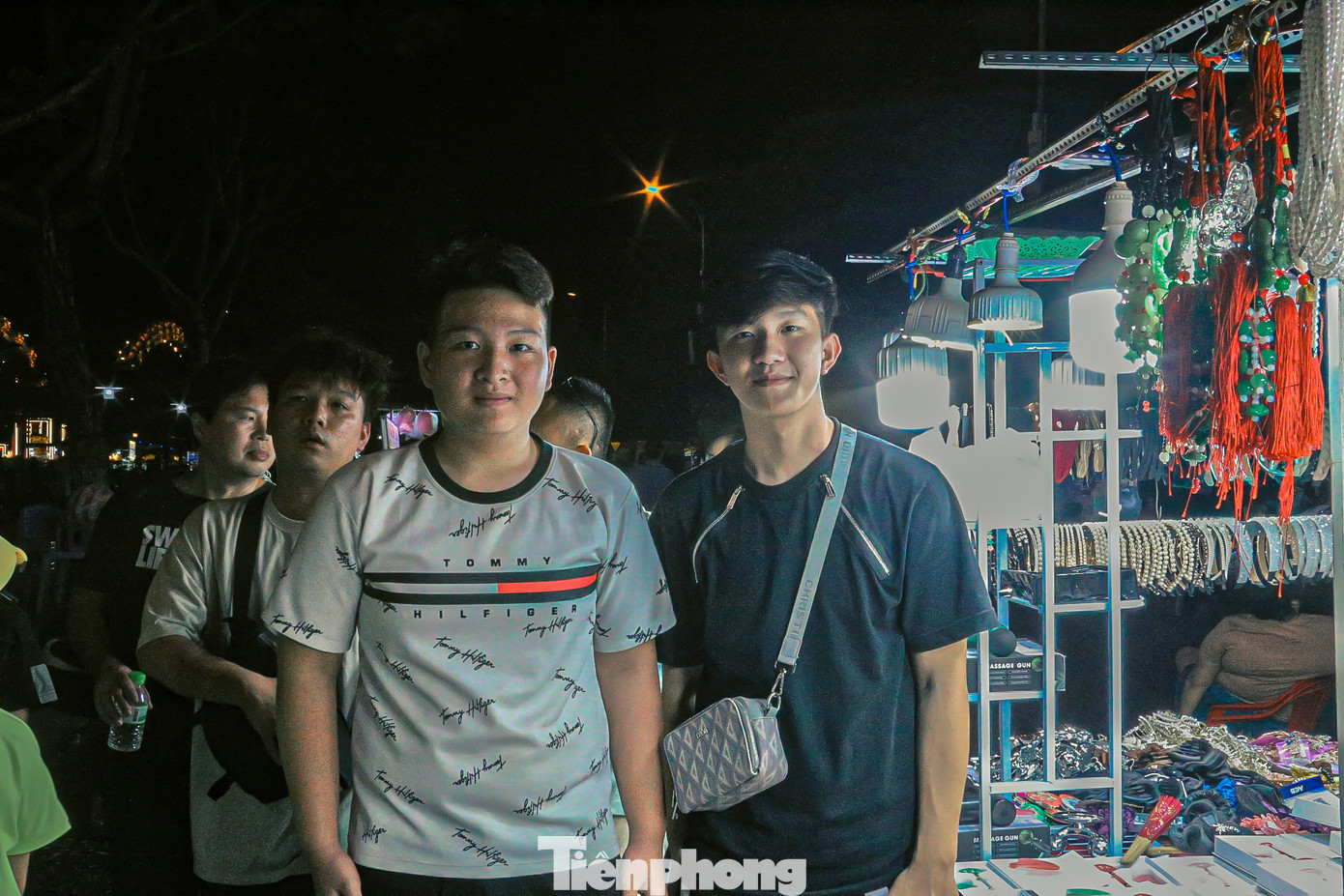 Bạn Phạm Nguyễn Thanh Vinh, sinh viên năm 2 trường ĐH Duy Tân cho biết: Việc đến những nơi đông đúc, nhộn nhịp mang lại cảm giác thoải mái, thư giãn đầu óc nên vẫn thường rủ bạn đi dạo sau những giờ học căng thẳng. "Dạo phố đêm, cùng thưởng thức các món ăn ngon, bổ, rẻ ở chợ đêm sẽ là những kỷ niệm khó quên của đời sinh viên" Vinh nói.