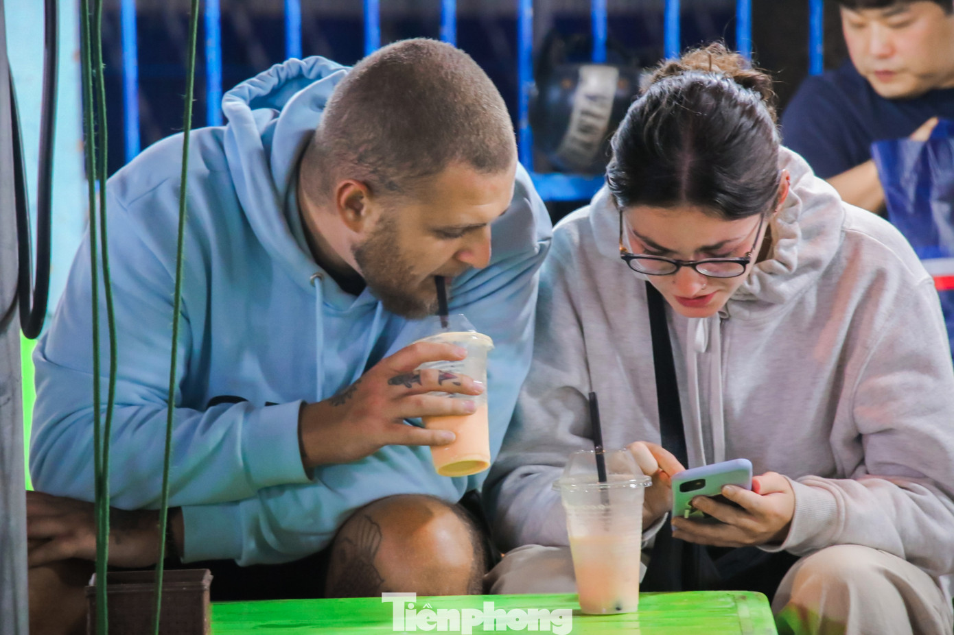 Du khách nước ngoài thích thú trải nghiệm các món ăn, đồ uống đường phố tại các chợ đêm khi đến Đà Nẵng du lịch.