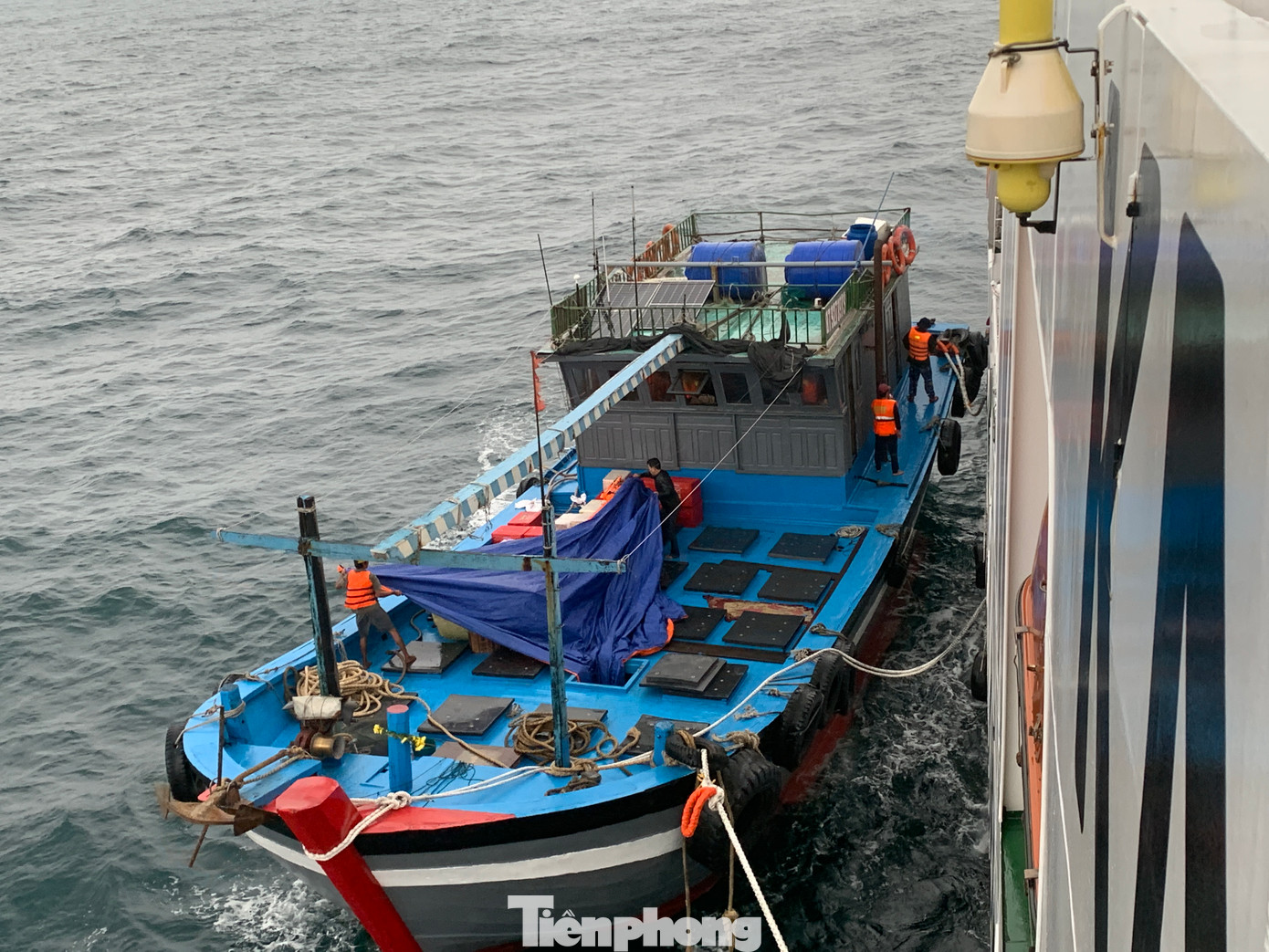 Tàu rời đi để đưa quà Tết đến huyện đảo Cồn Cỏ trong sáng 10/1. Tàu rời đi để đưa quà Tết đến huyện đảo Cồn Cỏ trong sáng 10/1.