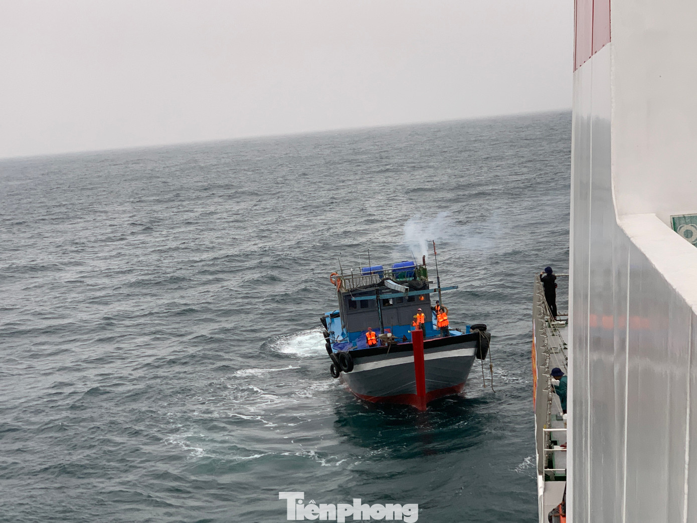 Tàu rời đi để đưa quà Tết đến huyện đảo Cồn Cỏ trong sáng 10/1. Tàu rời đi để đưa quà Tết đến huyện đảo Cồn Cỏ trong sáng 10/1.