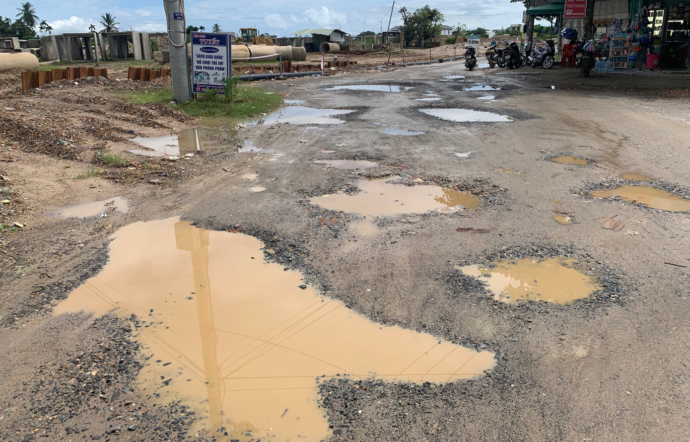 Đến nay sau hơn 3 năm khởi công xây dựng, tuyến đường DT-601 xã Hòa Liên vẫn chưa thể hoàn thành, nhiều hạng mục thi công còn dang dở.