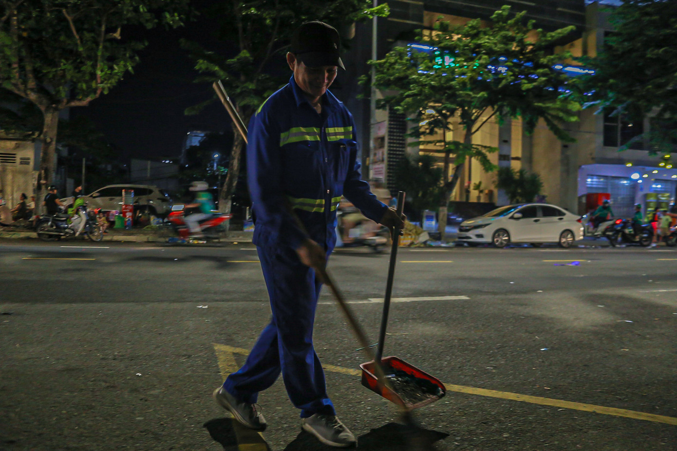 Ông Võ Văn Hải, công nhân Xí nghiệp môi trường quận Sơn Trà cho biết: “Số lượng rác sau pháo hoa nhiều gấp đôi ngày thường nên chúng tôi phải làm việc nhiều hơn. Nhờ những nhóm bạn trẻ tình nguyện viên đã thu dọn và gom rác lại như thế này mà công việc của chúng tôi đỡ vất vả và nhanh hơn rất nhiều”.