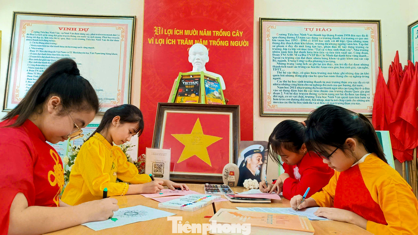 Hàng trăm bức thư tay của các em học sinh Trường Tiểu học Ninh Vân (Ninh Bình) gửi gắm các chú cán bộ, chiến sĩ ở đảo xa. Hàng trăm bức thư tay của các em học sinh Trường Tiểu học Ninh Vân (Ninh Bình) gửi gắm các chú cán bộ, chiến sĩ ở đảo xa.