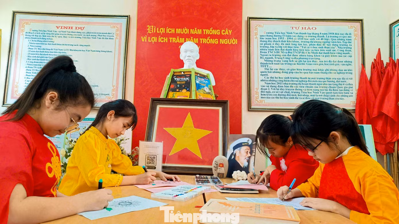 Hàng trăm bức thư tay của các em học sinh Trường Tiểu học Ninh Vân (Ninh Bình) gửi gắm các chú cán bộ, chiến sĩ ở đảo xa.