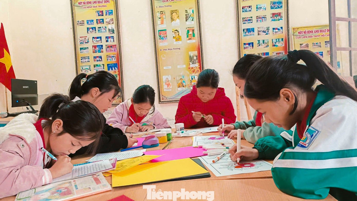 Hàng trăm bức thư tay của các em học sinh Trường Tiểu học Ninh Vân (Ninh Bình) gửi gắm các chú cán bộ, chiến sĩ ở đảo xa. Hàng trăm bức thư tay của các em học sinh Trường Tiểu học Ninh Vân (Ninh Bình) gửi gắm các chú cán bộ, chiến sĩ ở đảo xa.