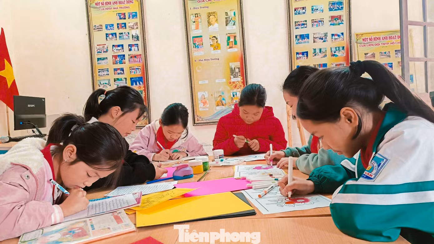 Hàng trăm bức thư tay của các em học sinh Trường Tiểu học Ninh Vân (Ninh Bình) gửi gắm các chú cán bộ, chiến sĩ ở đảo xa.