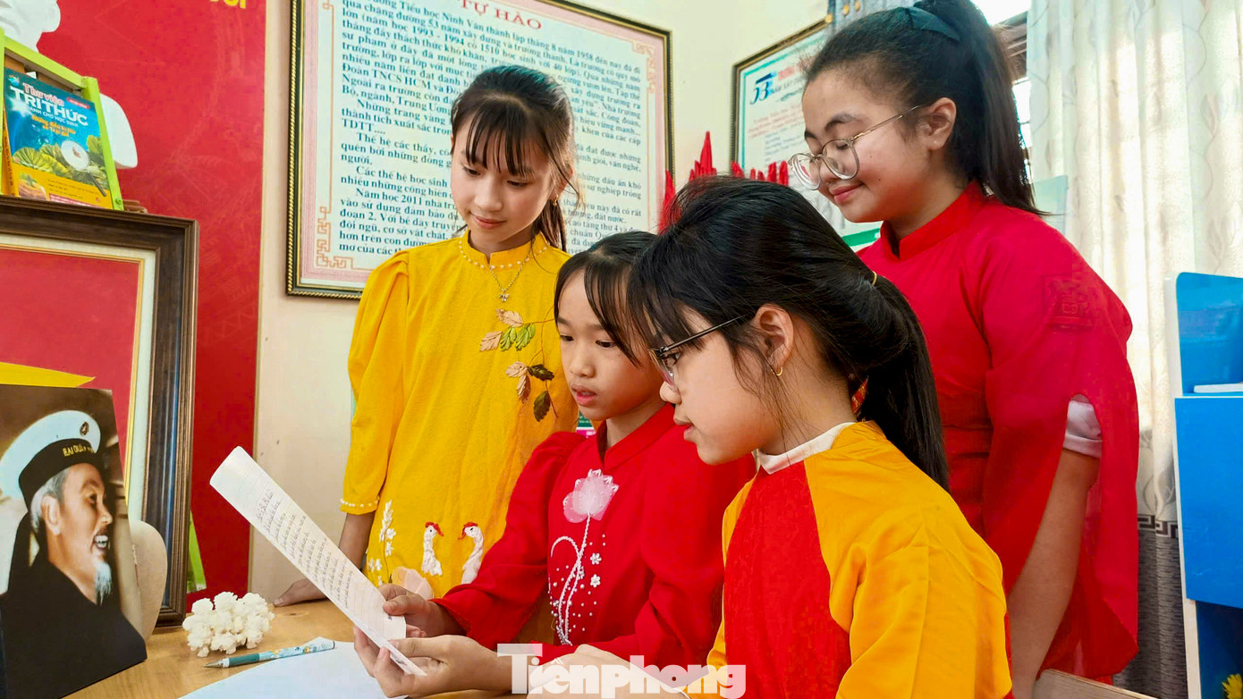 Mỗi giờ ra chơi, các em tranh thủ viết những tình cảm của mình gửi các chú bộ đội hải quân. Mỗi giờ ra chơi, các em tranh thủ viết những tình cảm của mình gửi các chú bộ đội hải quân.