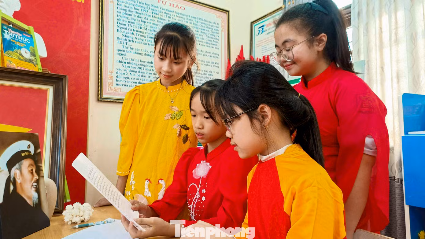 Mỗi giờ ra chơi, các em tranh thủ viết những tình cảm của mình gửi các chú bộ đội hải quân.
