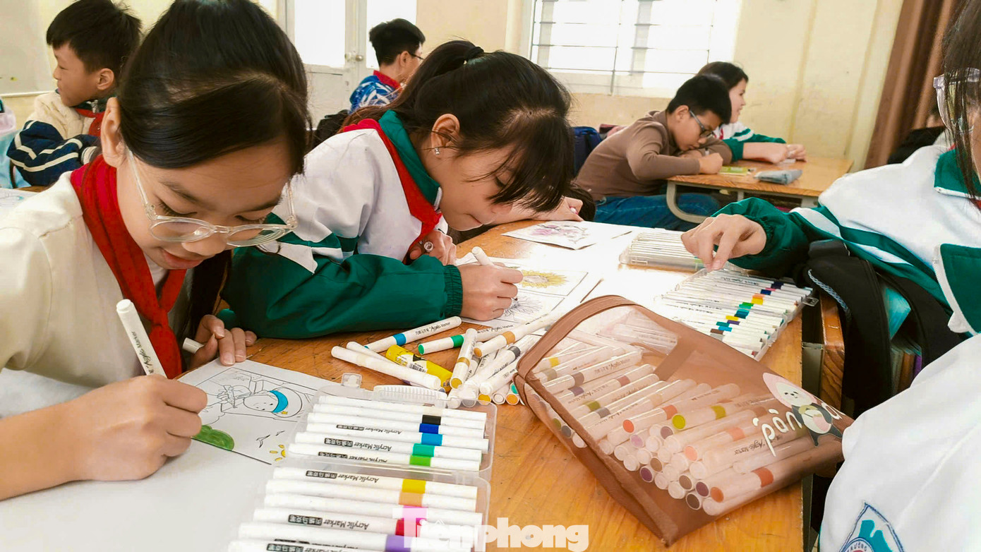 Mỗi giờ ra chơi, các em tranh thủ viết những tình cảm của mình gửi các chú bộ đội hải quân. Mỗi giờ ra chơi, các em tranh thủ viết những tình cảm của mình gửi các chú bộ đội hải quân.